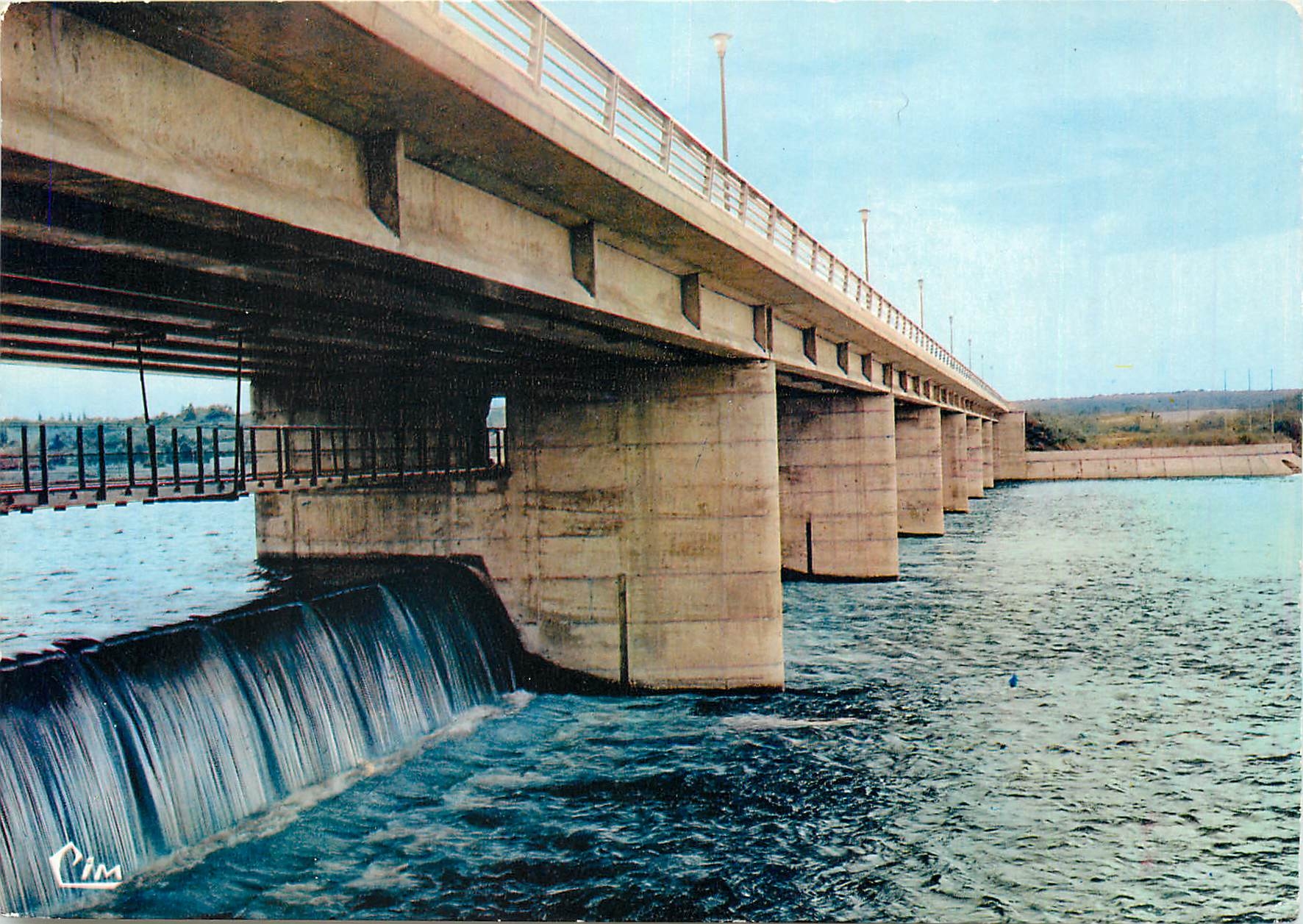 CPM Vichy Allier Lac d'Allier Le Pont Barrage La Cascade 