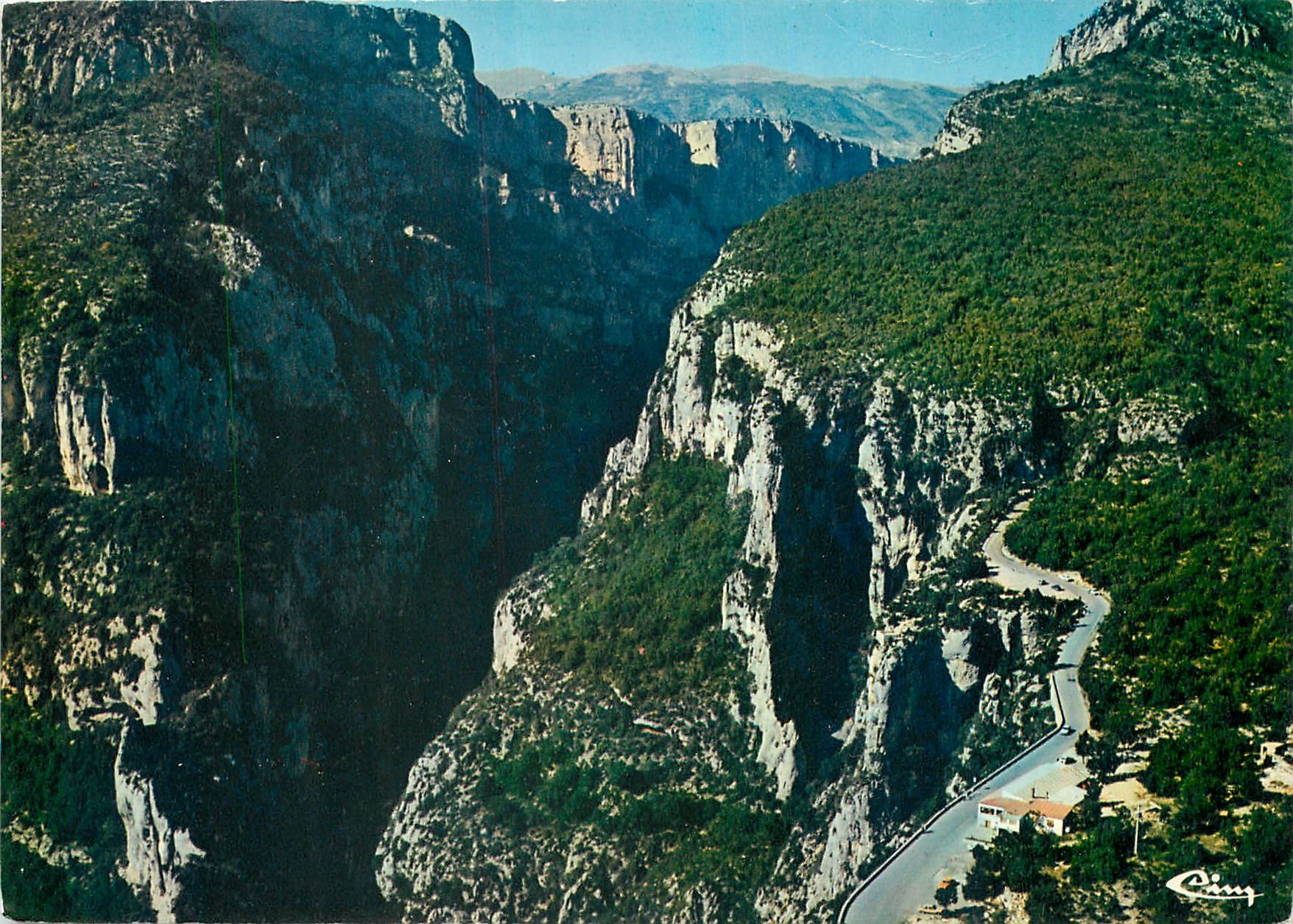 CPM Gorges du Verdon Le balcon de la Mescia et l'auberge Vue aerienne 