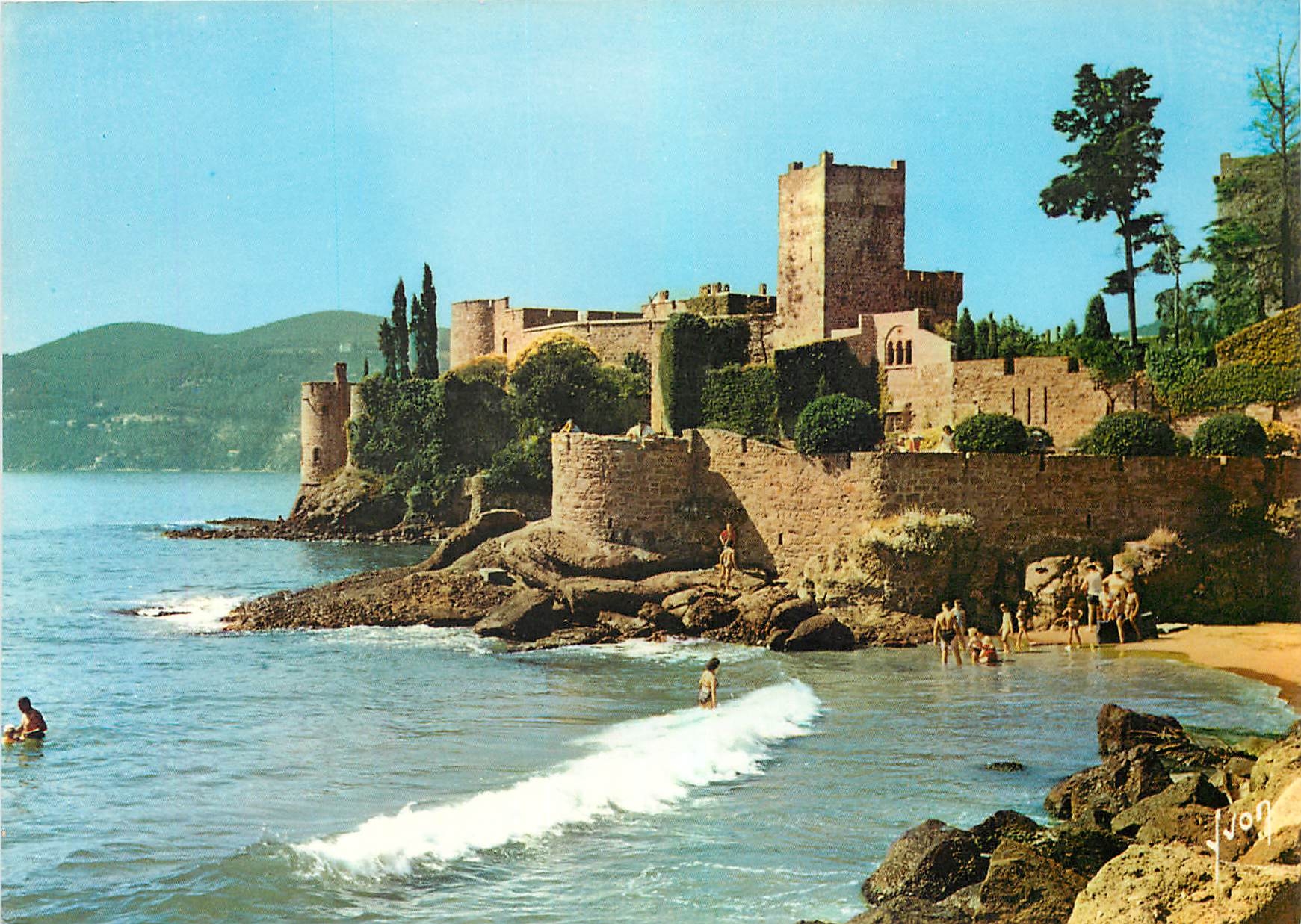 CPM Le Chateau de la Napoule La plage au pied du vieux chateau 