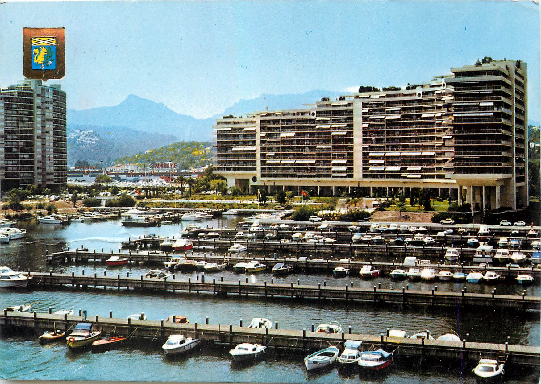 CPM Mandelieu La Napoule Vue sur les Marinas au fond l'Esterel 