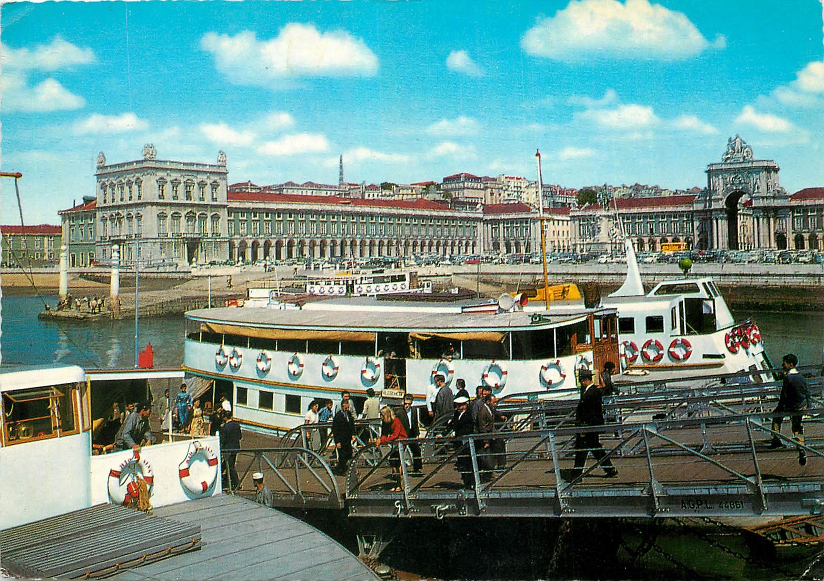 CPM Lisboa Quai des Colonnes et Place du Commerce 