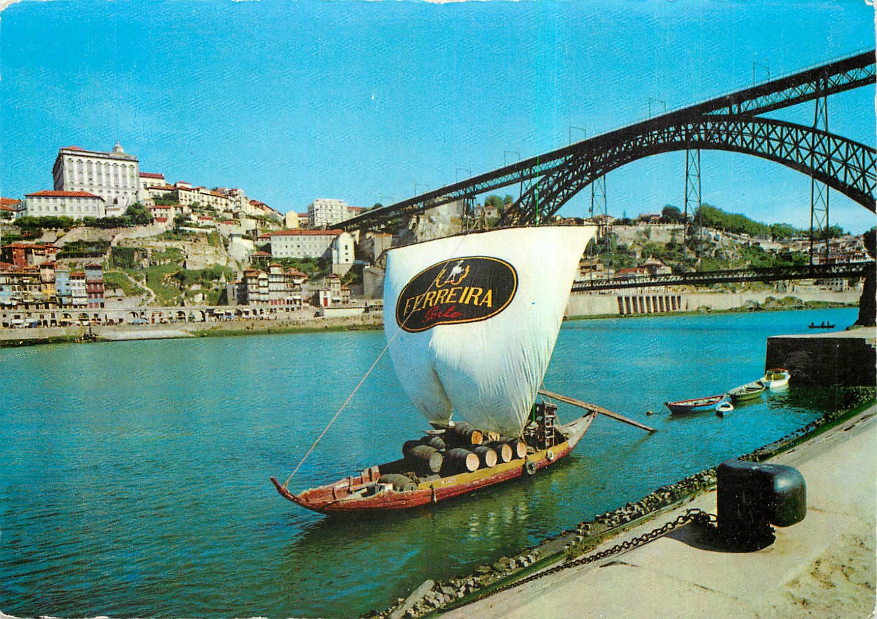 CPM Porto Portugal Le Douro Bateau Rabeio et vue partielle de la ville 