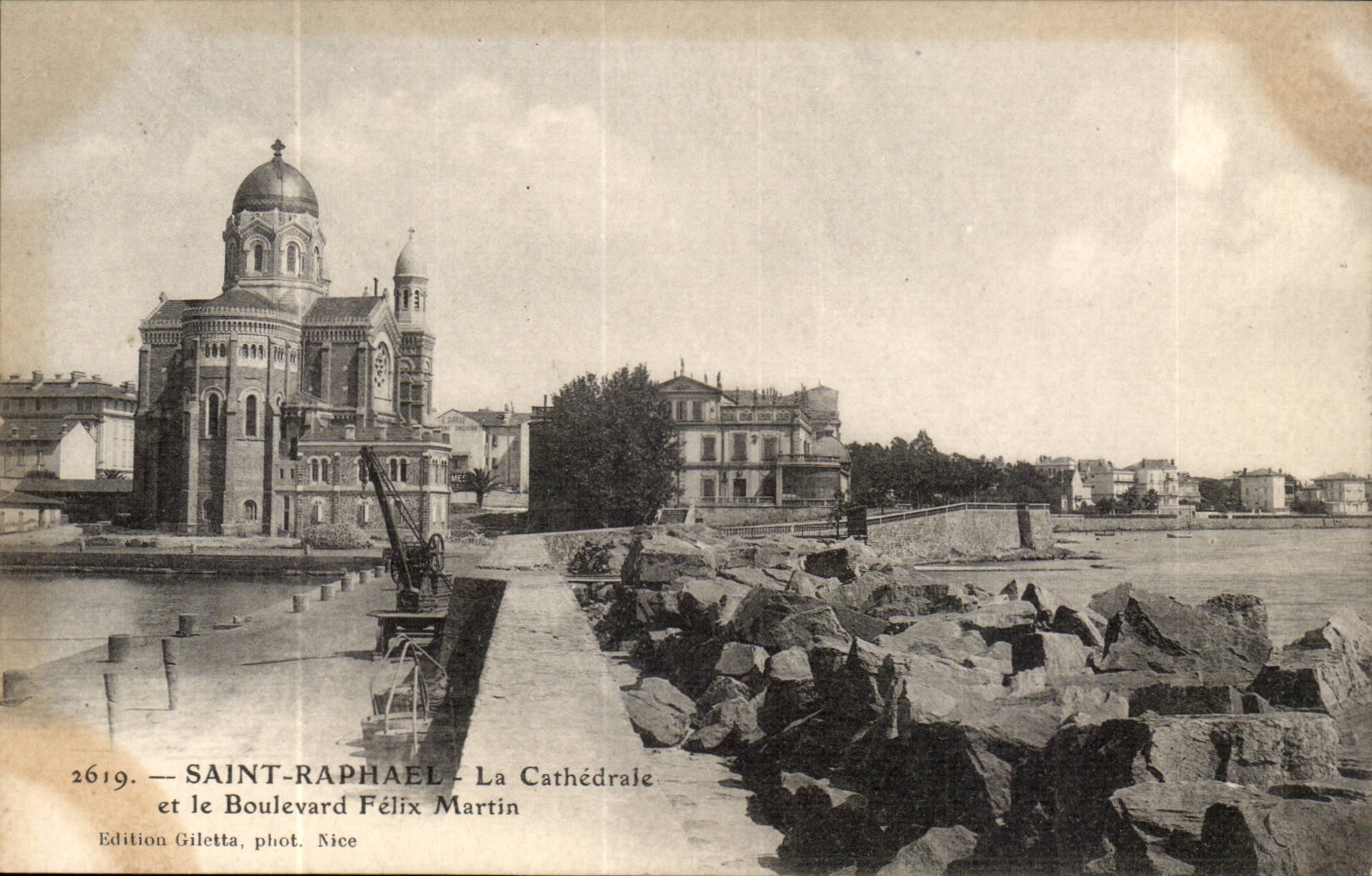 Saint-Raphaël — La Cathédrale et le Boulevard Félix Martin — Edition Giletta, phot. Nice, n° 2619