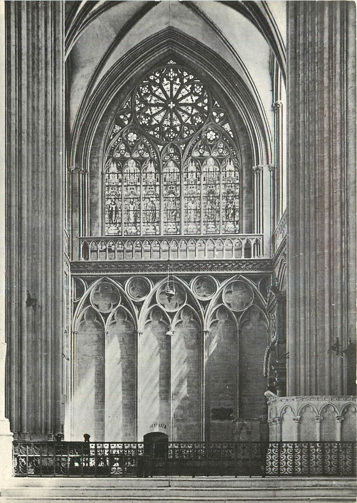 CPM Bayeux Cathedrale Notre Dame Le Transept Mur et Fenestrage du Croisillon Nord 