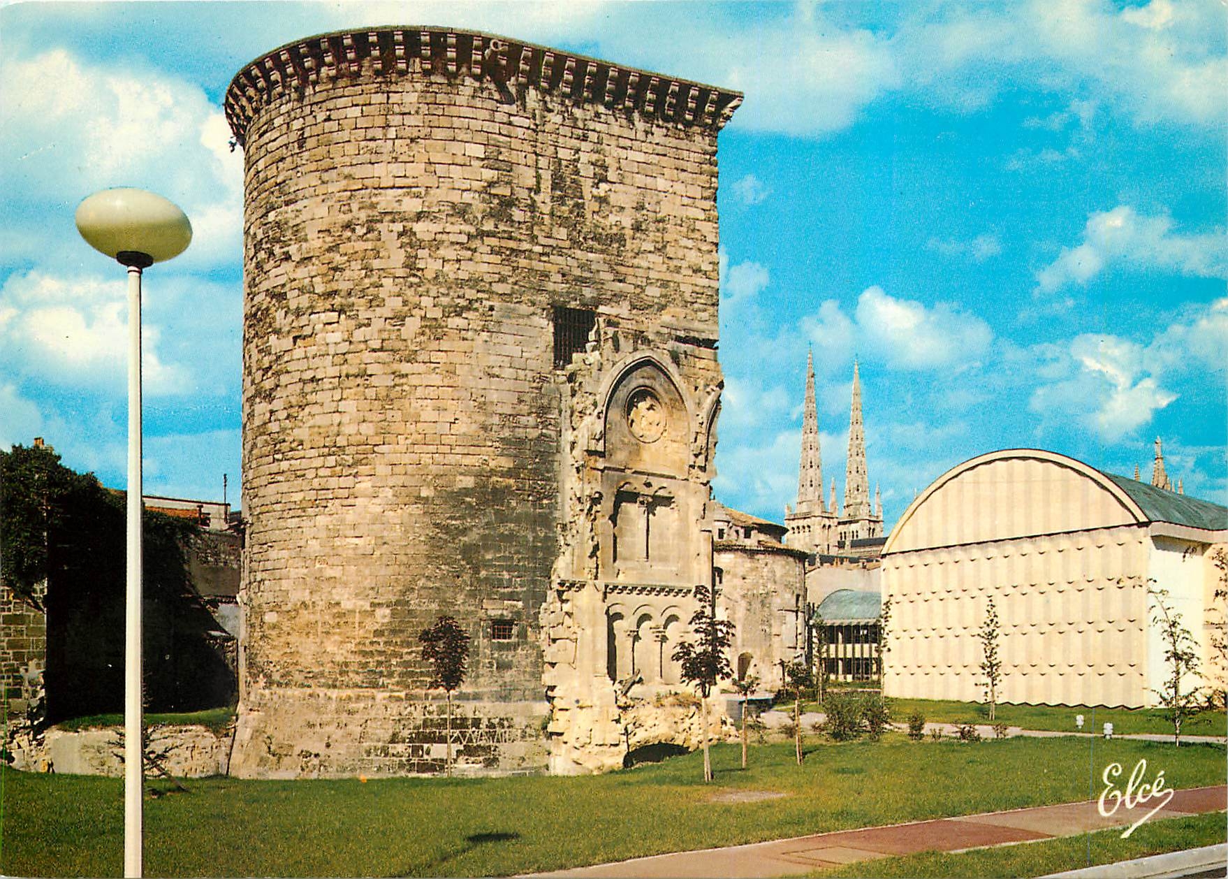 Bordeaux (33) — La Tour du Fort du Ha — Les flèches de la Cathédrale St-André et la Nouvelle École de la Magistrature — Éditeur Elcé