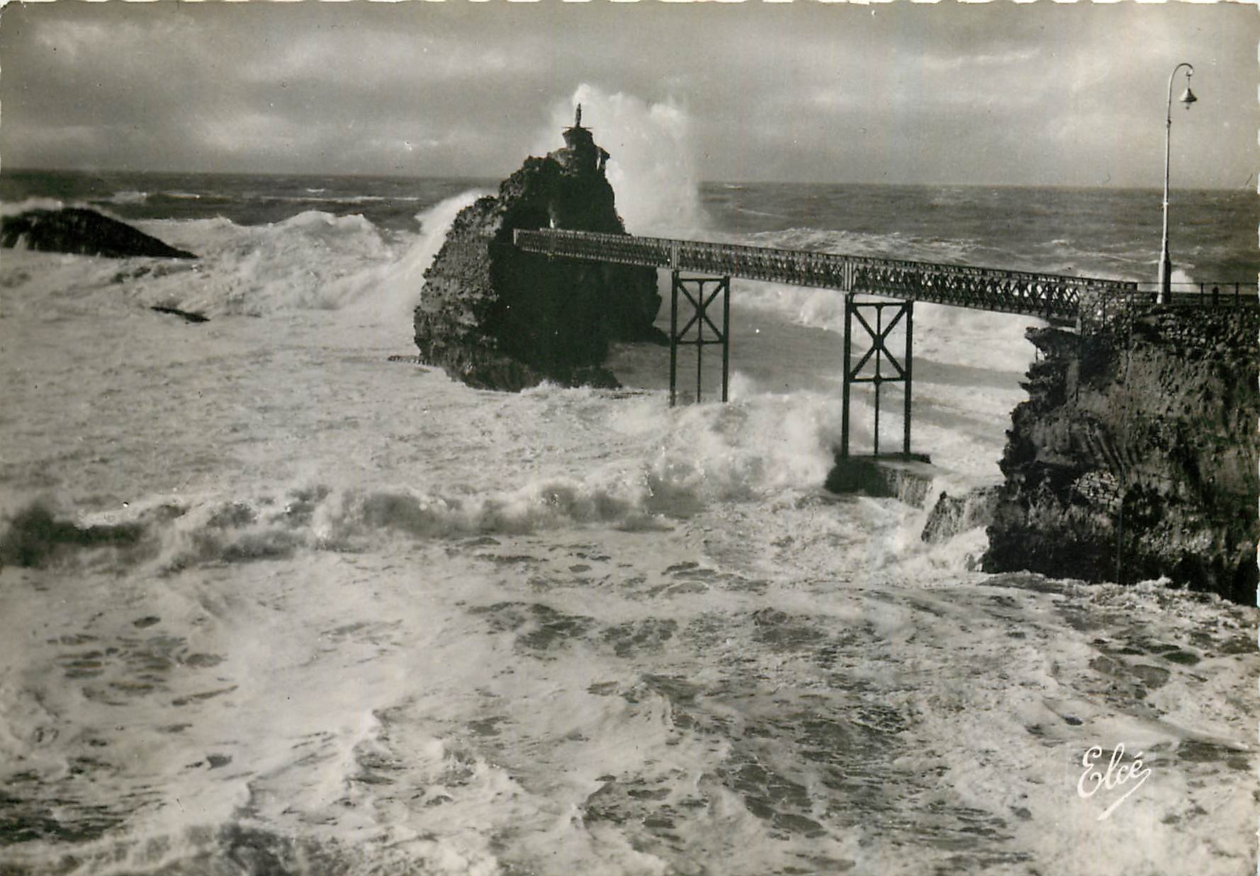 CPM Biarritz Basses Pyr Gros Temps au Rocher de la Vierge 