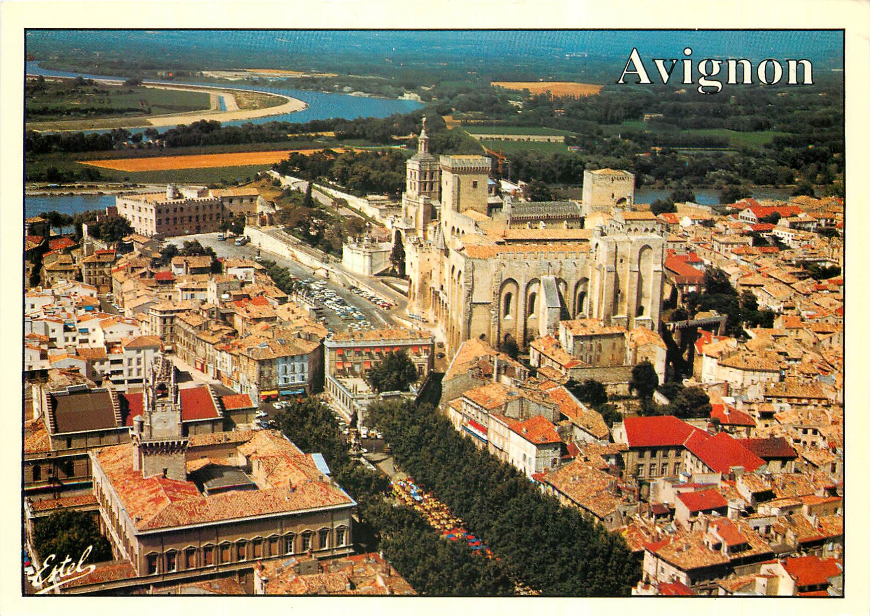 CPM Avignon Vaucluse Vue aerienne a droite le Palais des Papes et la cathedrale Notre Dame 