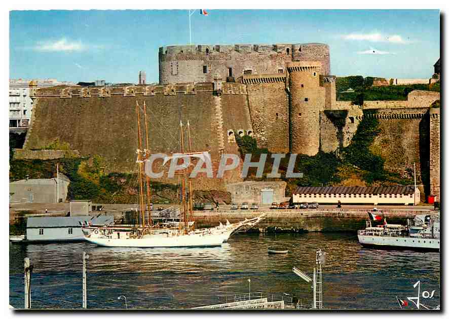 CPM La Bretagne en Couleurs Goelette devant le Chateau de Brest 