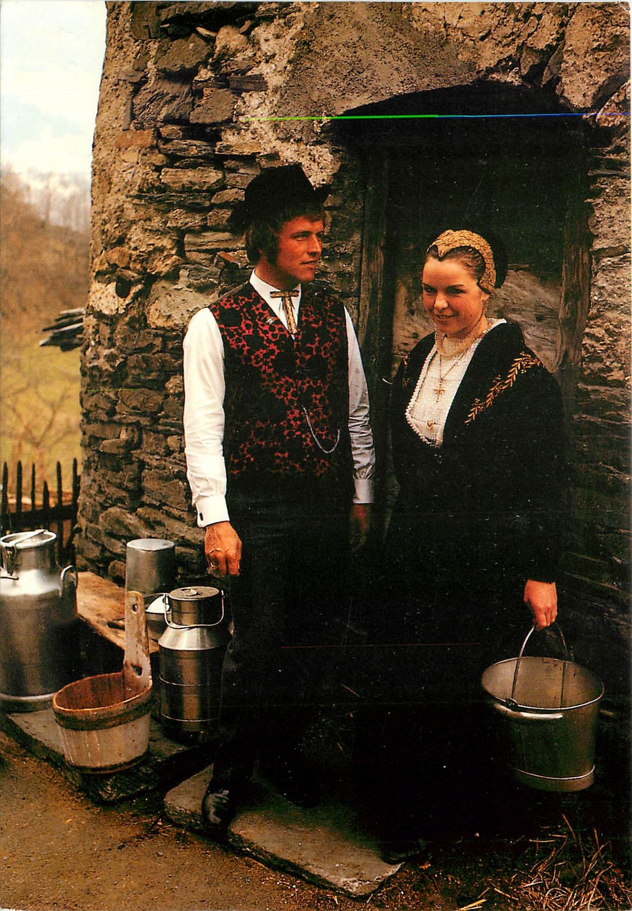 CPM Folklore Savoyard Couple en costume de Moyenne Tarentaise la Frontiere 