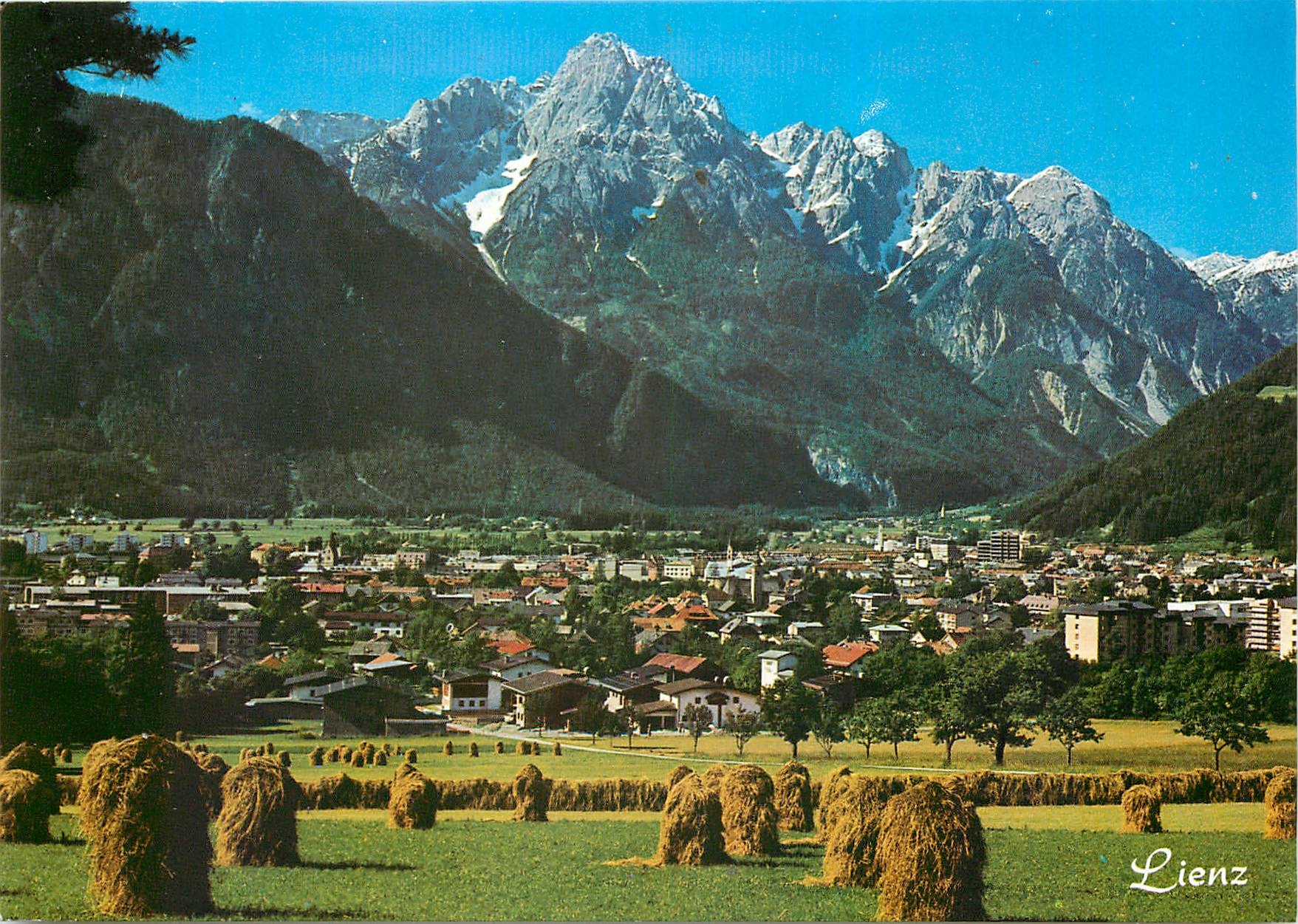 CPA Wilikommen in Osttirol Heuernte an der Peripherie von Lienz 
