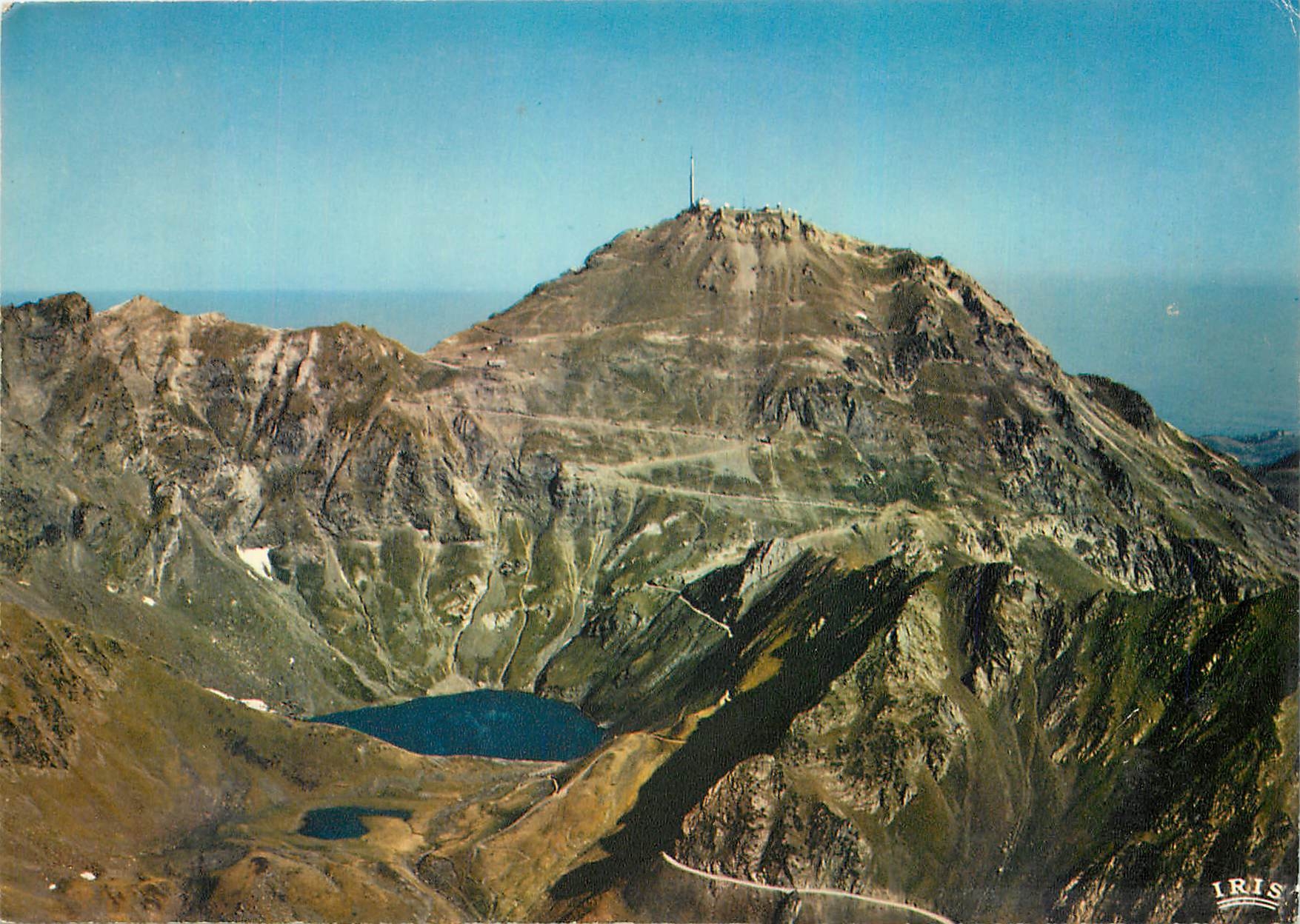 Les Pyrénées vues du ciel — Le lac d'Oncet (2 238 m) et la route du Pic du Midi de Bigorre (Alt. 2 865 m) — Éditions CAP - THIOMOL, B.P. 15 - 67350 PAMACOL