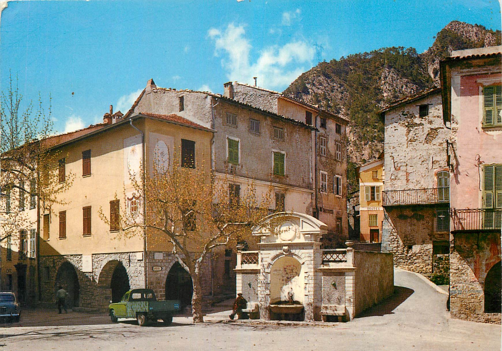 CPM Utelle AM La place du Village La Fontaine et l'ancien Hotel de Ville 