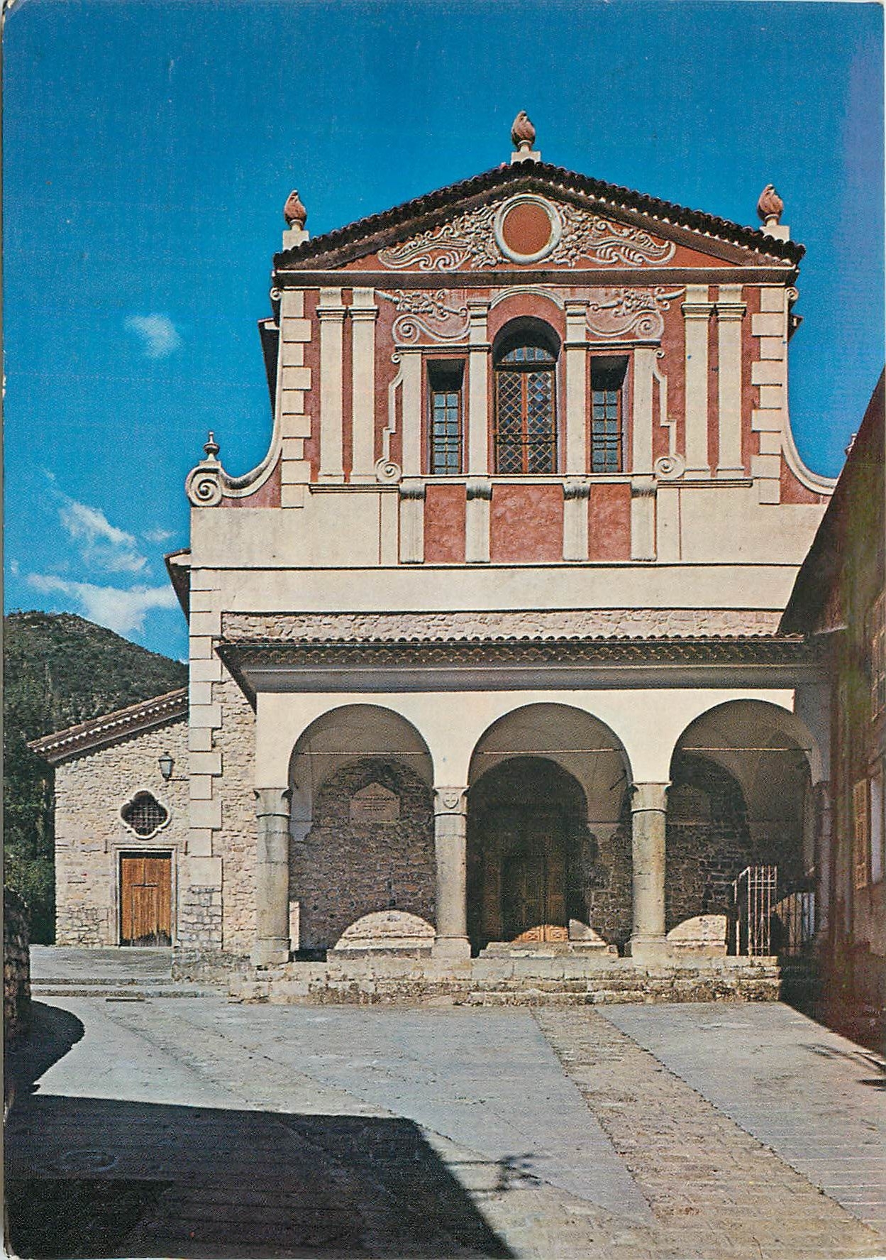 Clans (Vallée de la Tinée) — Vue de face de l'église Collégiale Notre-Dame de la Nativité — Éditions d'Art Montluc, n° 4016