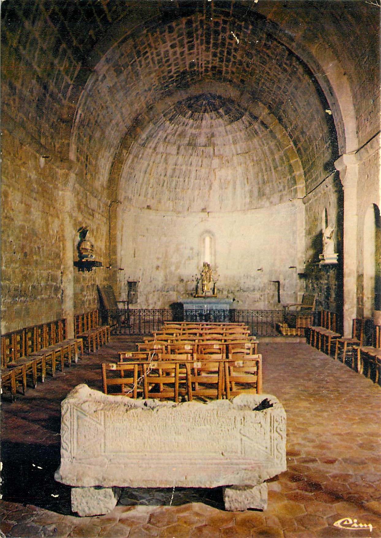 CPM St Cezaire sur Siagne Alp Mar Interieur de la chapelle et le sarcophage 