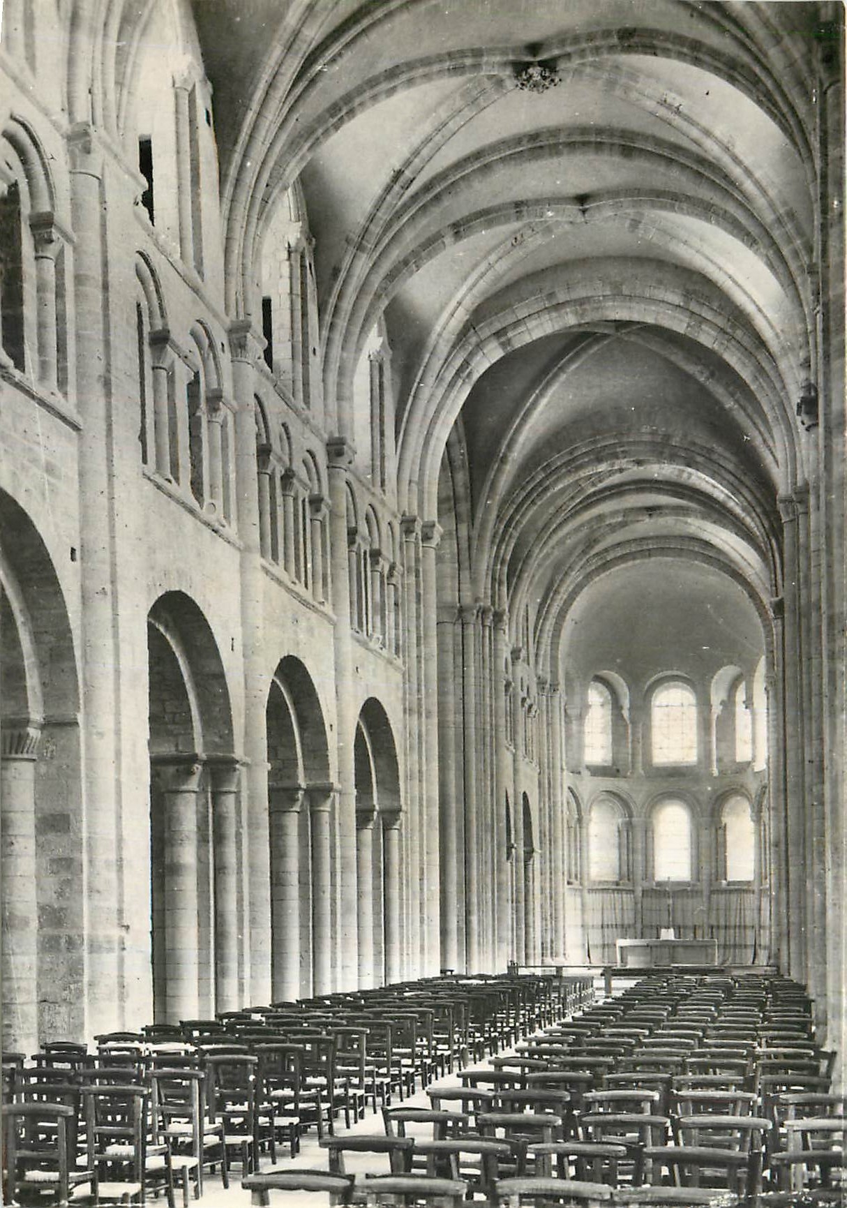 Lessay (Manche) — Église Abbatiale, La Nef (XIIe et XIIIe s.) — Bulloz, Paris