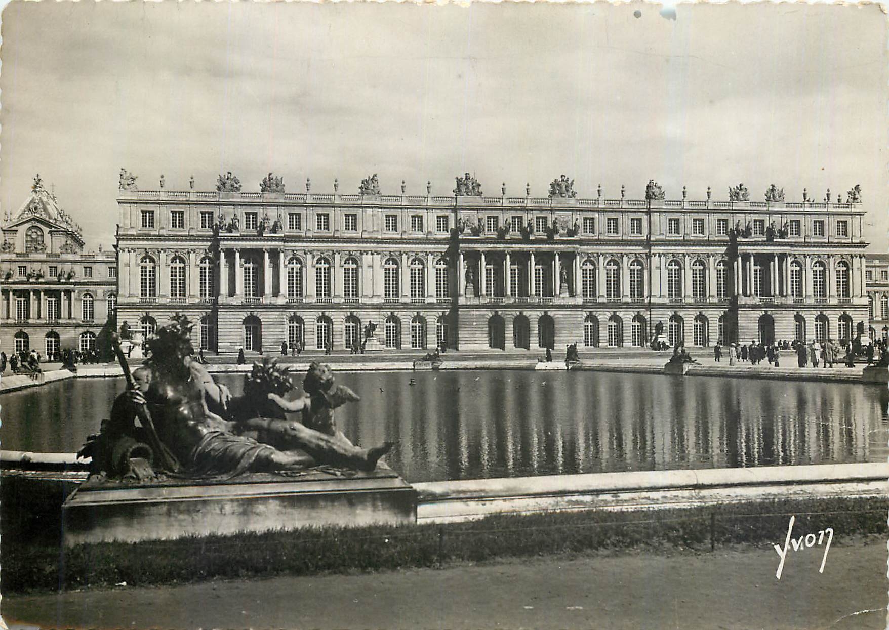 CPM Versailles Seine et Oise Facade du Palais sur les parterres d'eau 