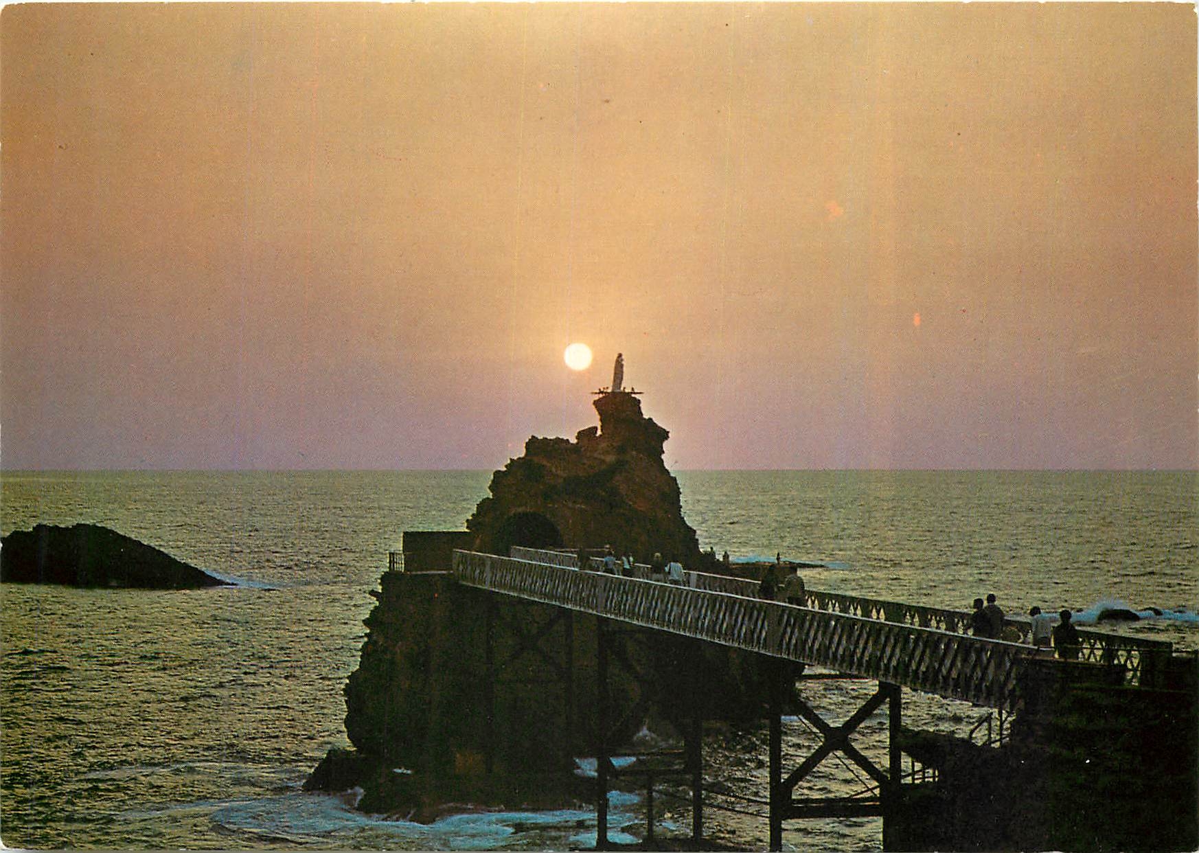 CPM Biarritz Coucher de Soleil sur le Rocher de la Vierge 