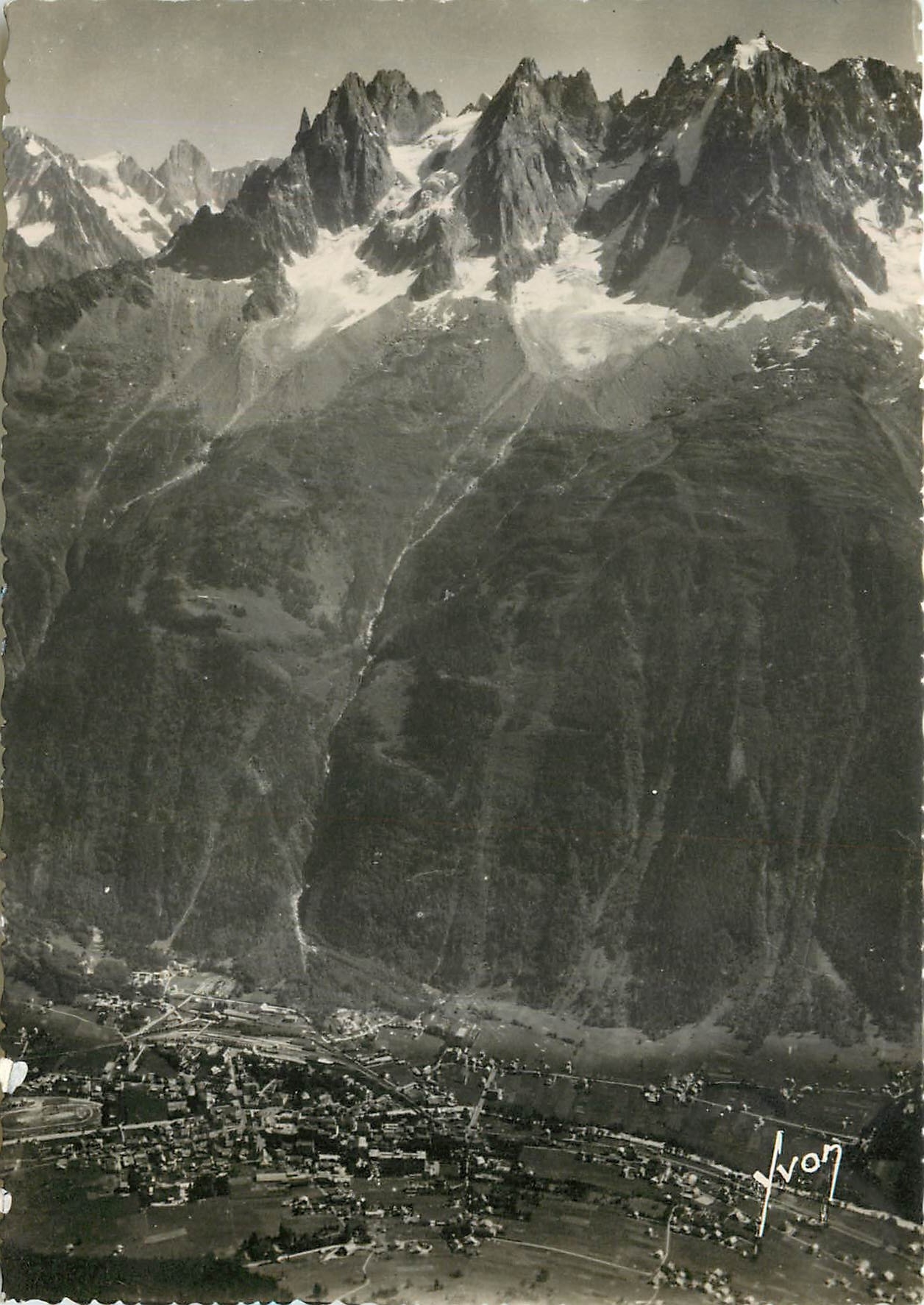 CPM Chamonix Hte Savoie Vue generale et les Aiguilles 