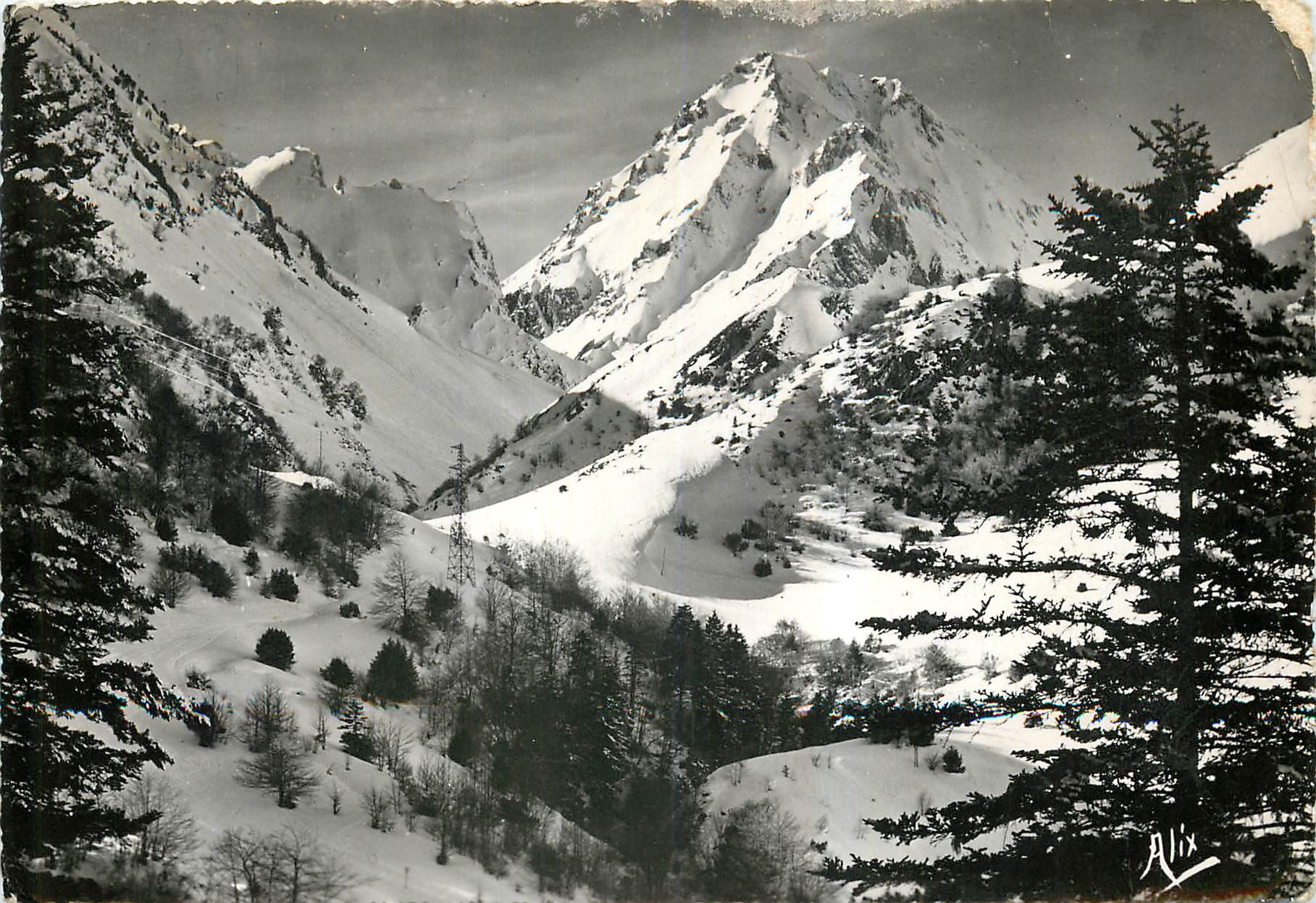 CPM Les Pyrenees Le Pic du Midi de Bigorre en hiver 