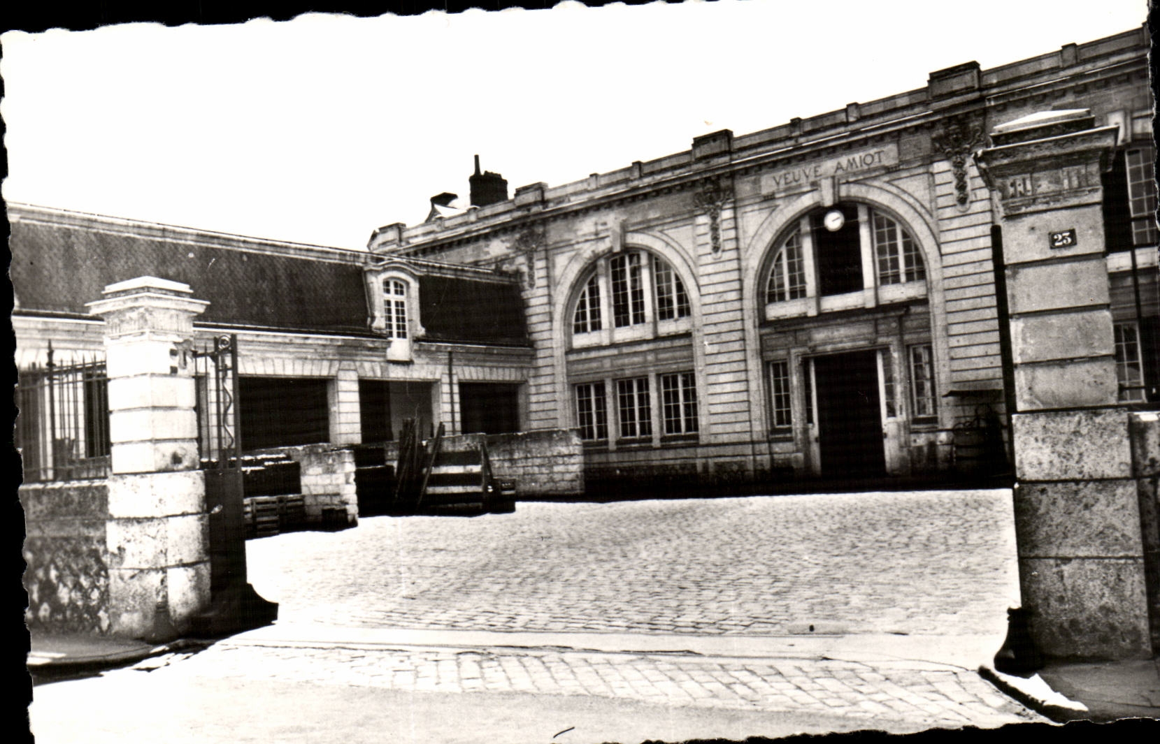 St Hilaire St Florent - Les etablissements Veuve Amiot -CPA