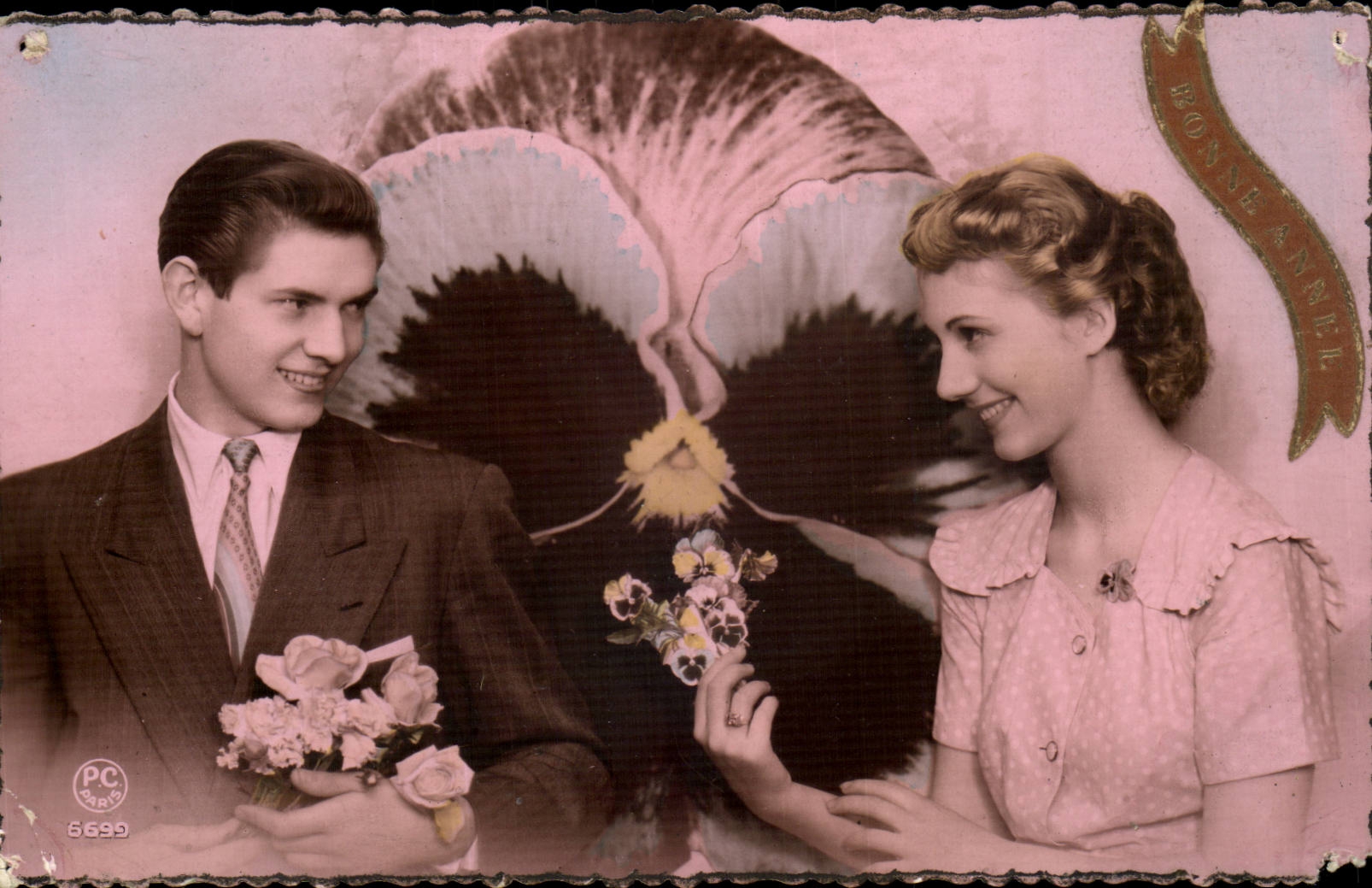 Couple souriant avec les fleurs- Smiling couple with flowers -CPA
