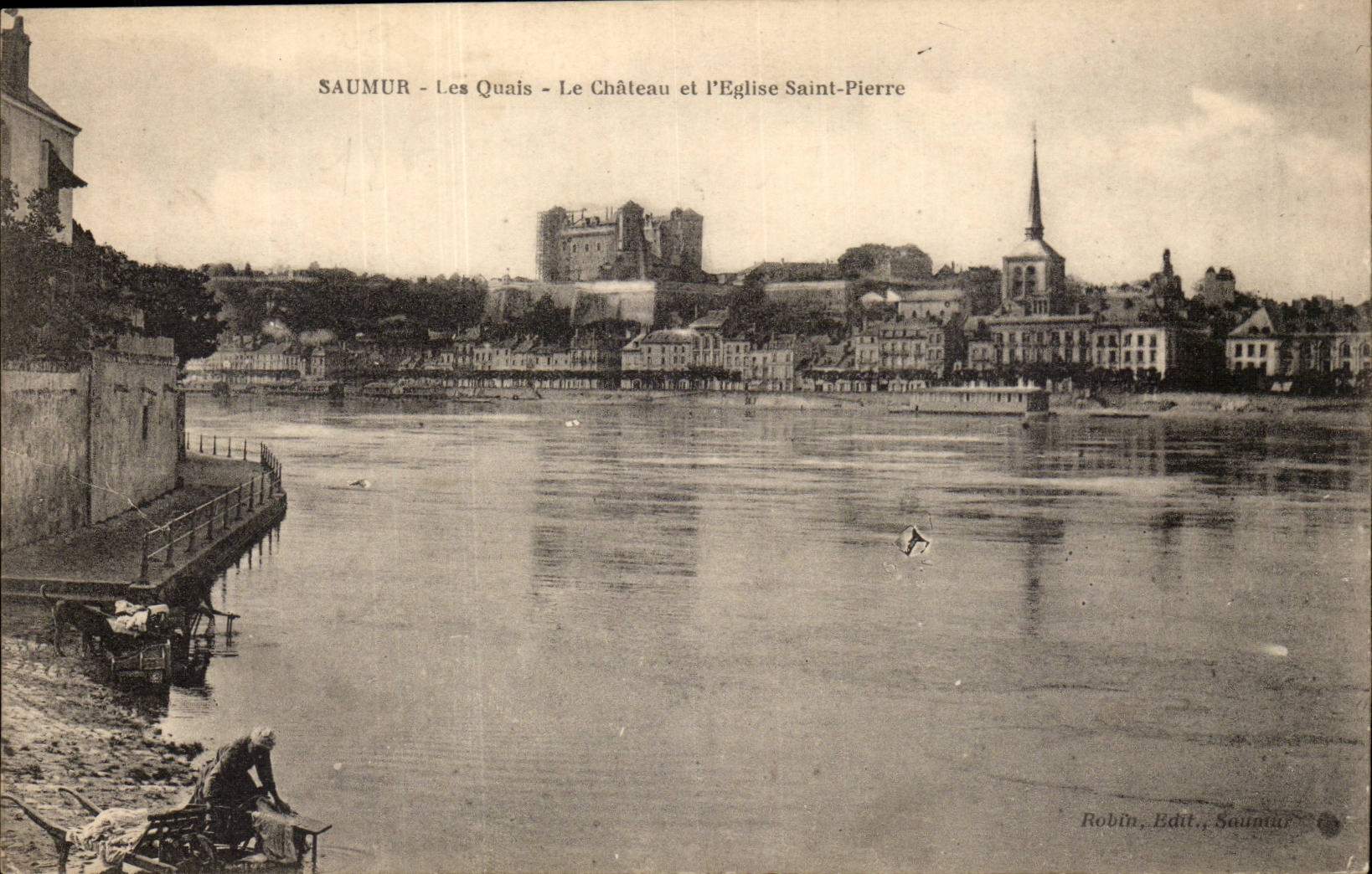 Saumur- Les Quais- Le Chateau et L'Eglise Saint-Pierre-CPA