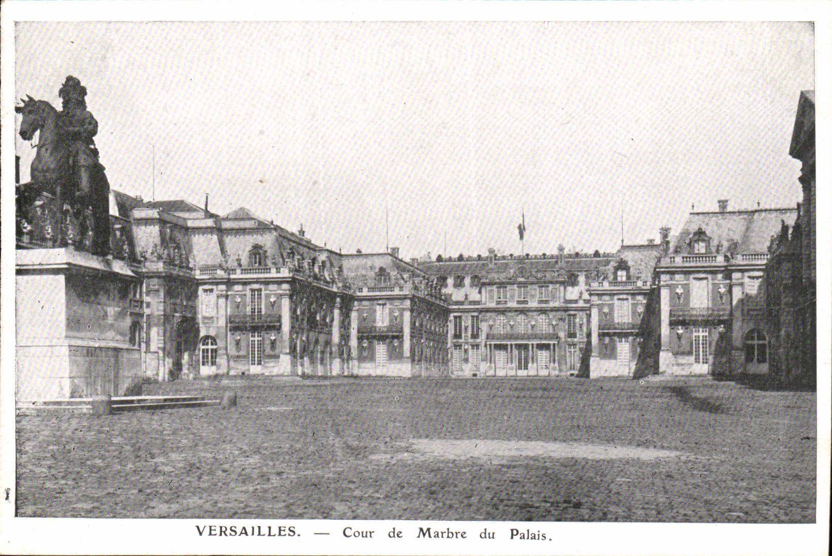 Versailles- Cour de Marbre du Palais -CPA