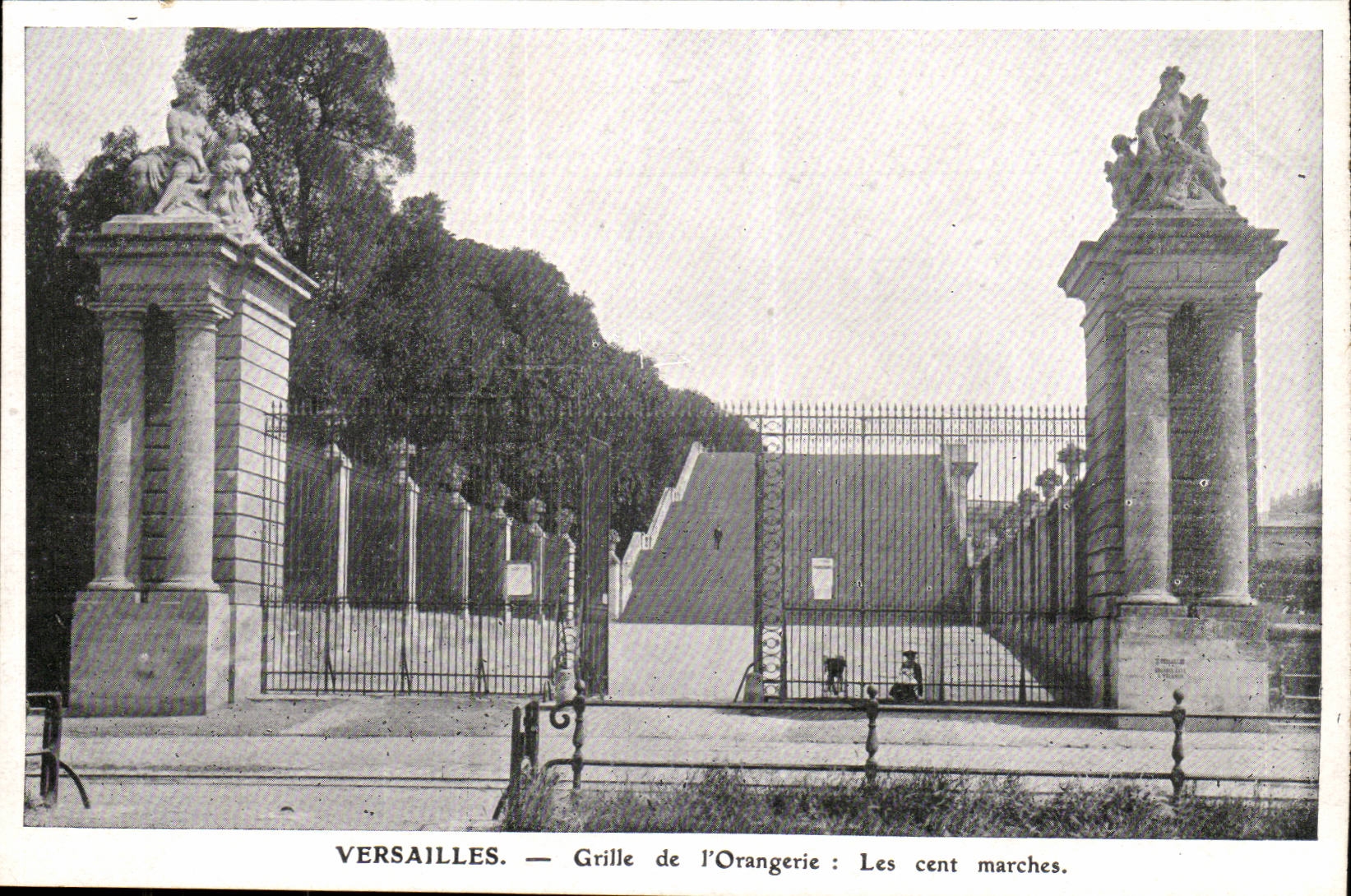 Versailles- Grille de l'Orangerie: Les cent marches-CPA