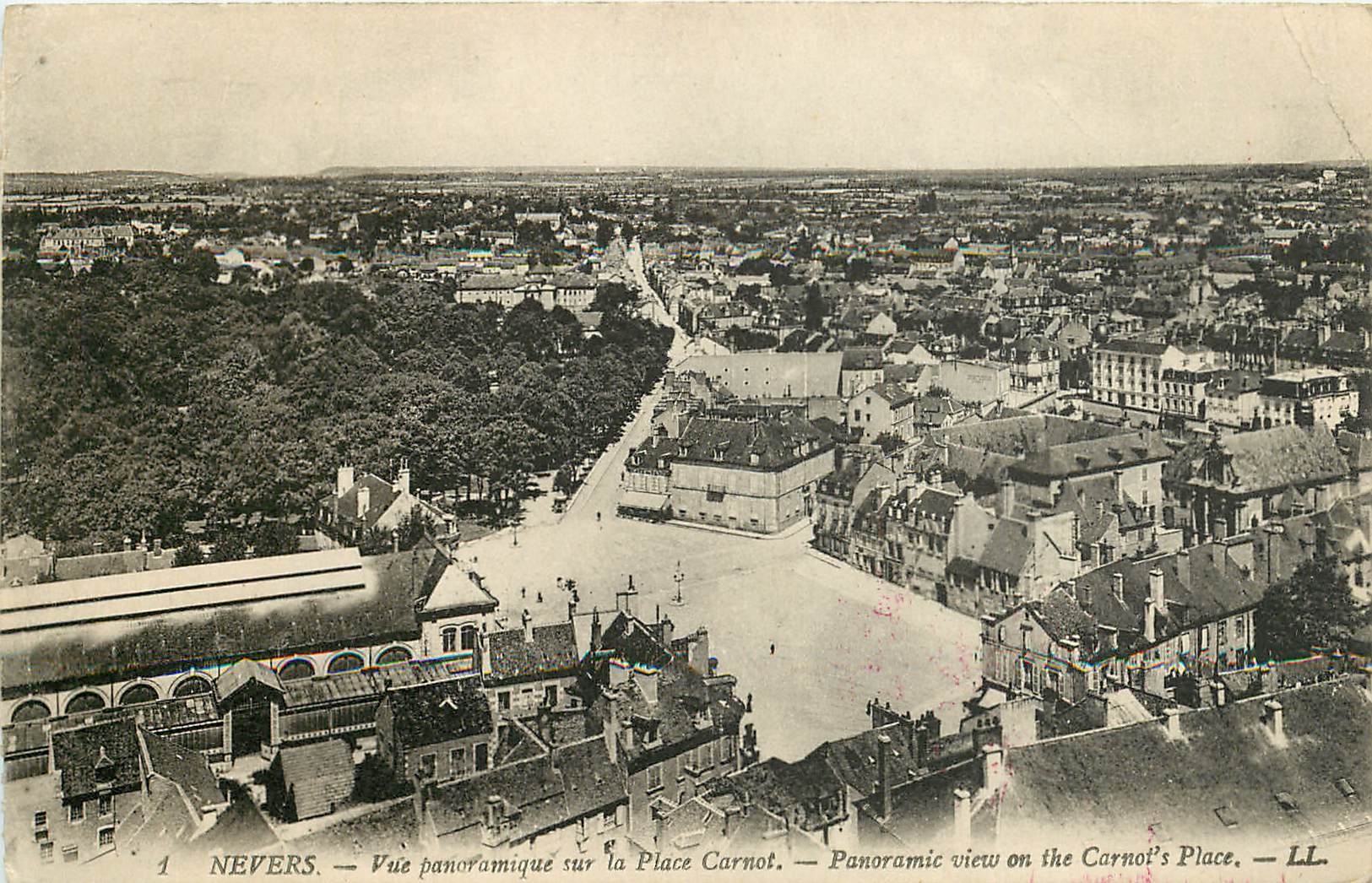 CPA Nevers Vue panoramique sur la place Carnot pour New York 