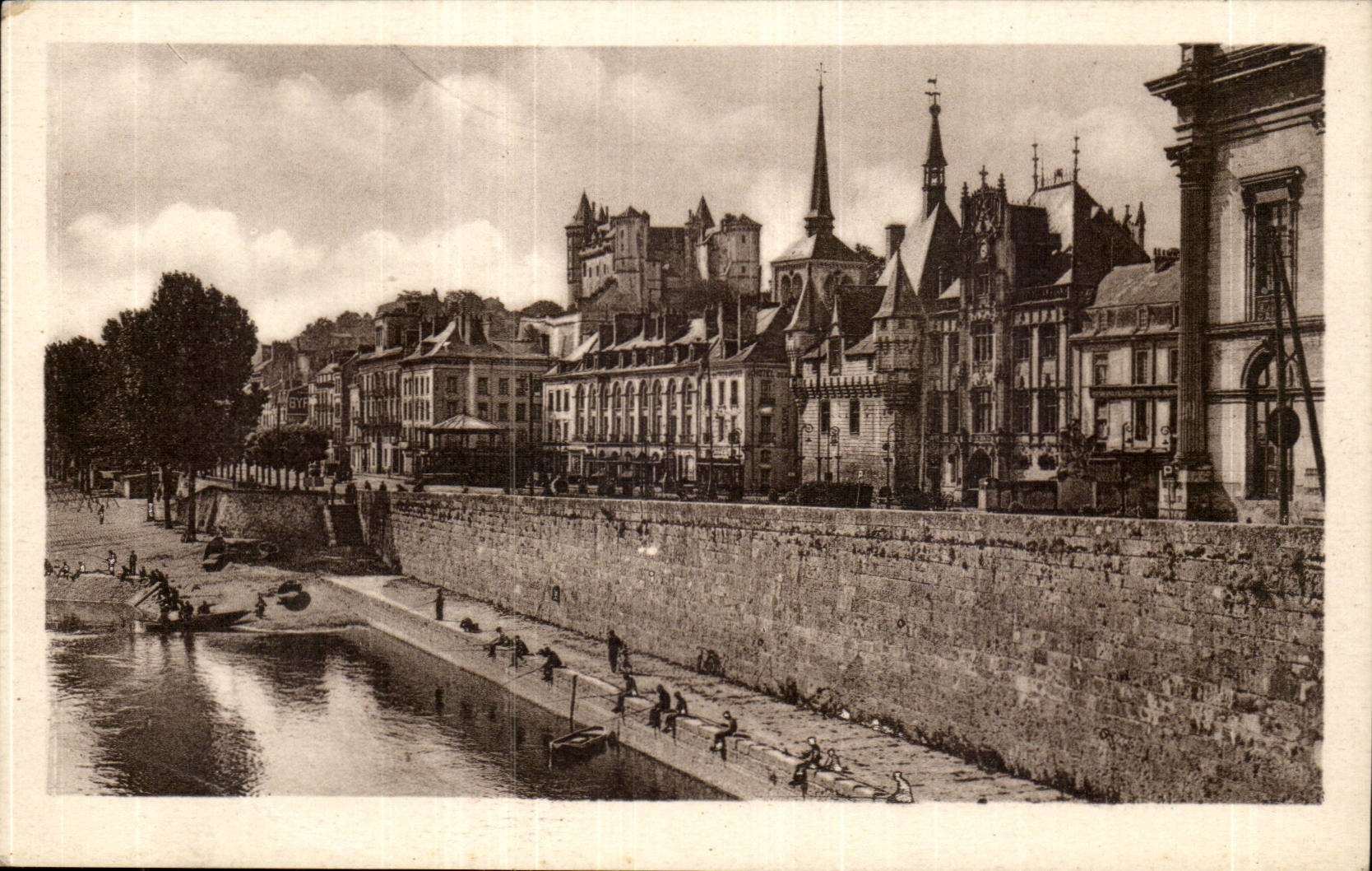 Saumur- Les Quais vers le Chateau- CPA