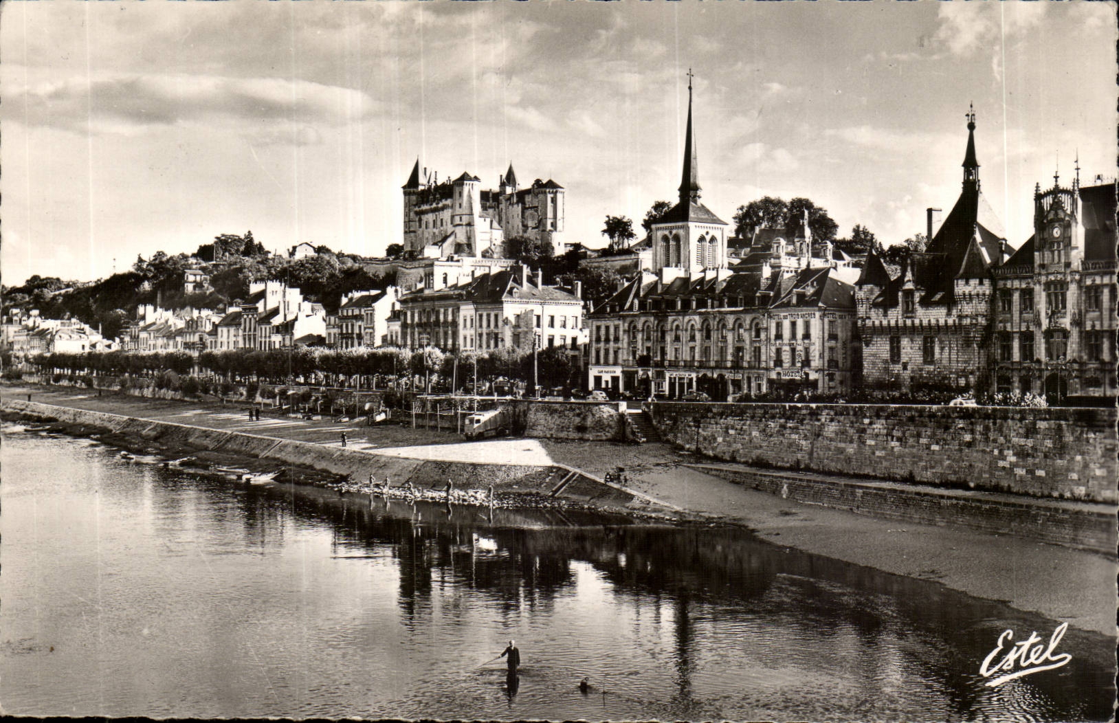 Saumur-Le Chateau L'Eglise et l'Hotel de Ville-CPA