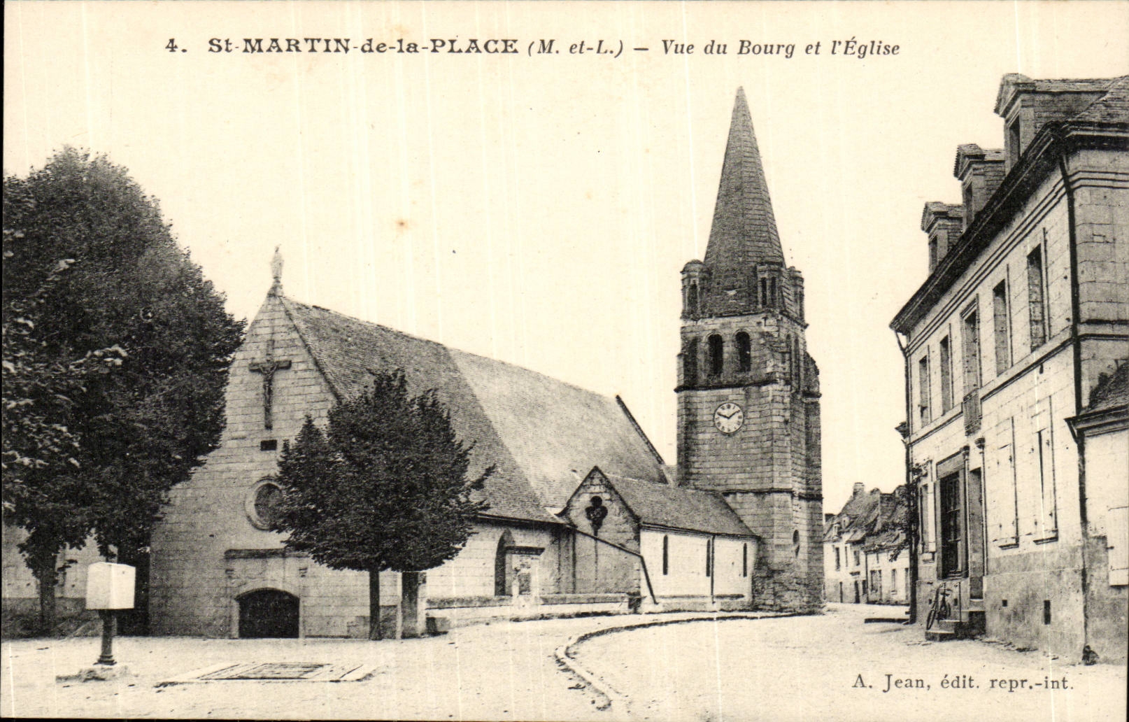 Martin-de-la-Place- Vue du Boury et l'Eglise -CPA