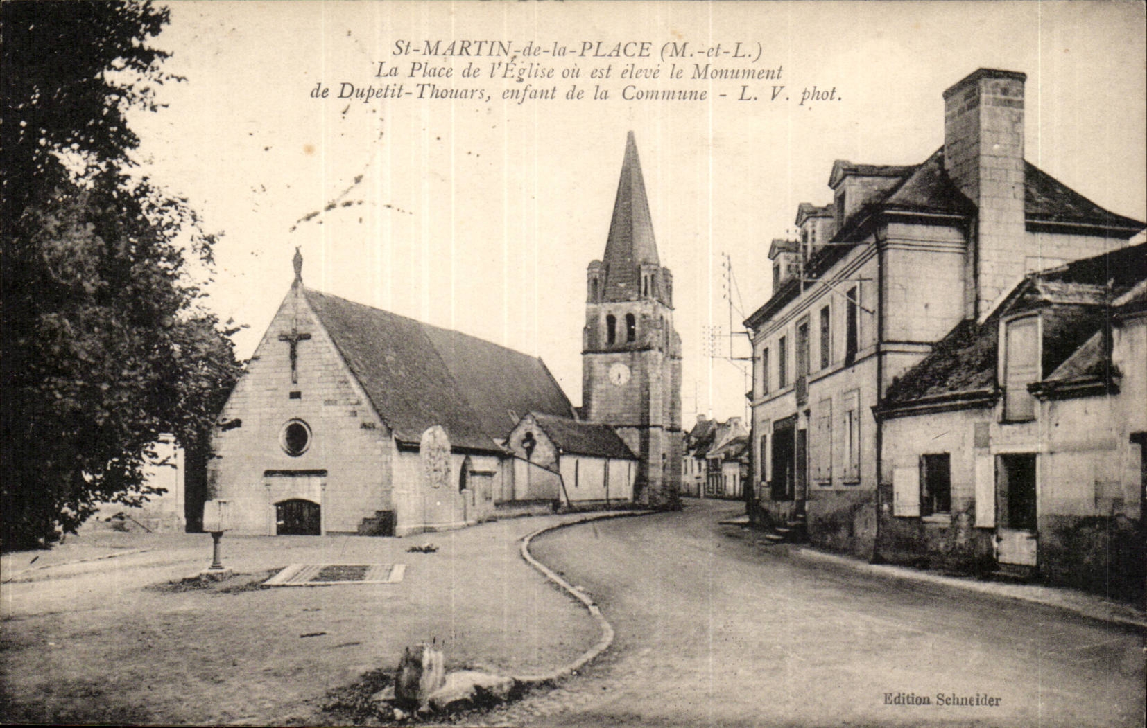 Martin-de-la-Place- La Place de l'Eglise oa¹ et eleve le Monument de Dupetit-Thouars -CPA