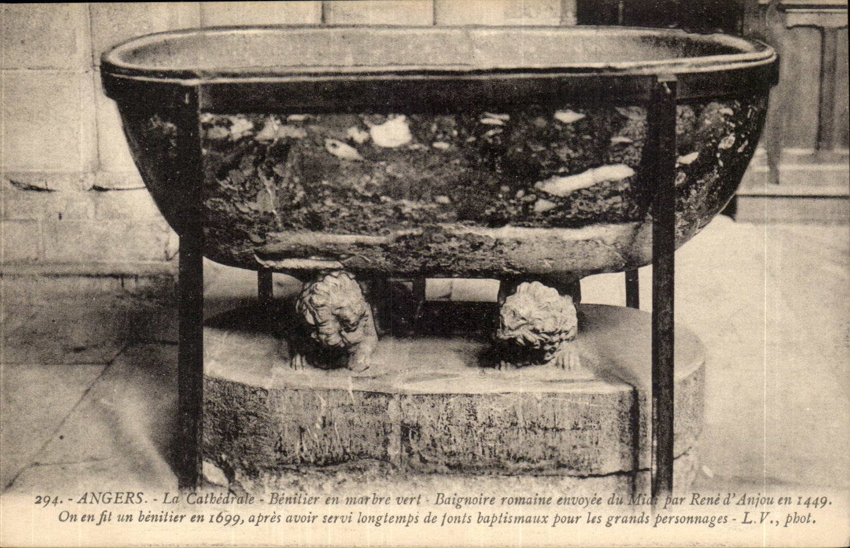 Angers- La Cathedrale Benitie en marbre vert- Baignoire romaine- CPA