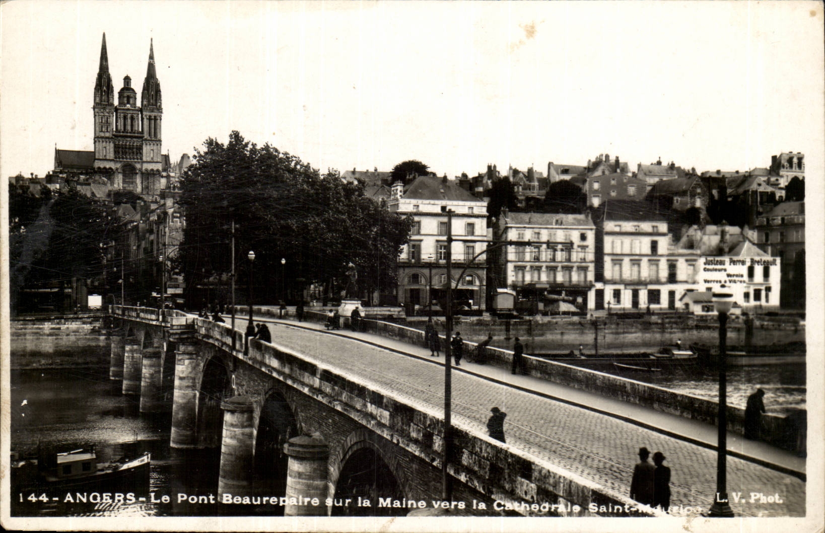 Angers- Le Pont Beaurepaire sur la Maine vers la Cathedrale - CPA