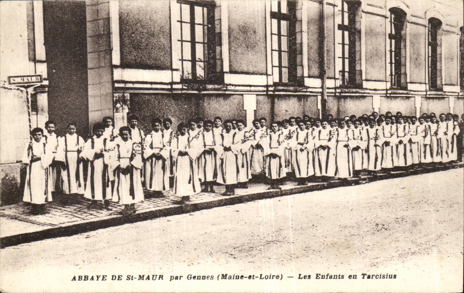 Abbaye de Saint-Maur- Les enfants en Tarcisius- CPA