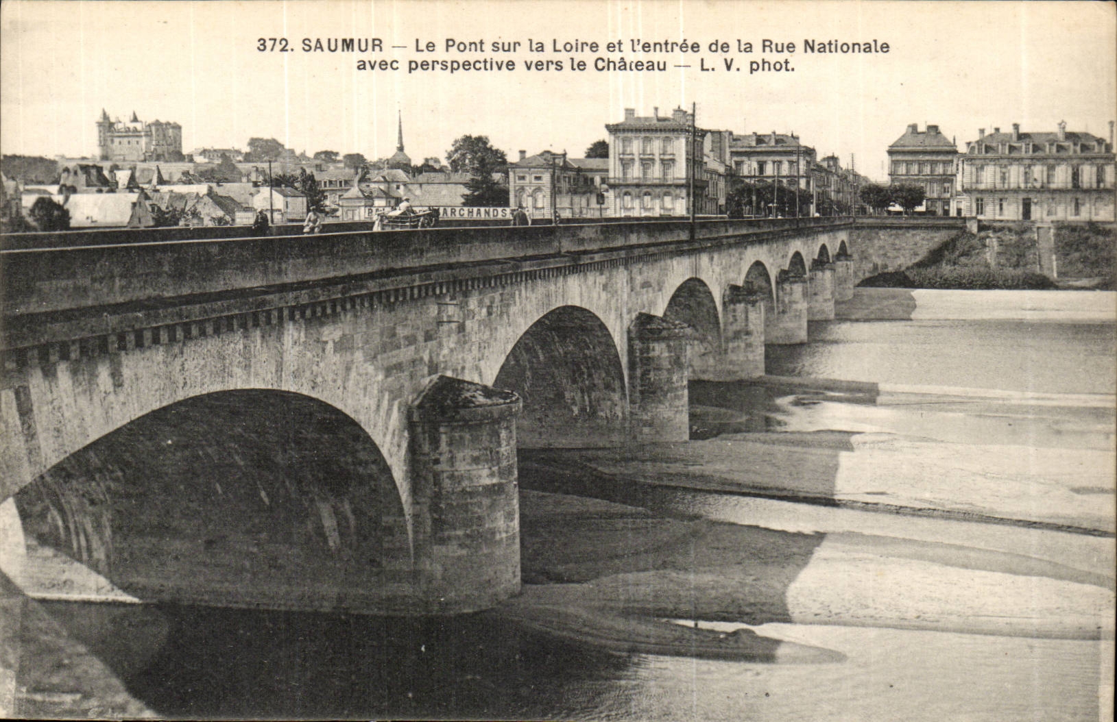 Saumur CPA Le pont sur la Loire et l'entree de la rue Nationale avec perspective vers le chateau