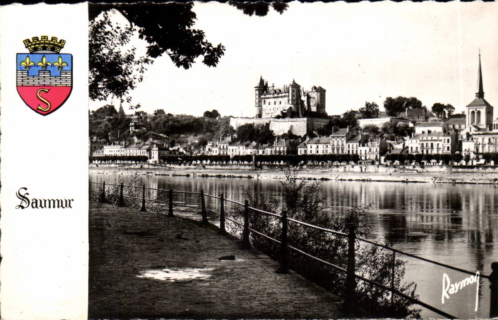 Saumur CPA Les bords de la Loire et le chateau