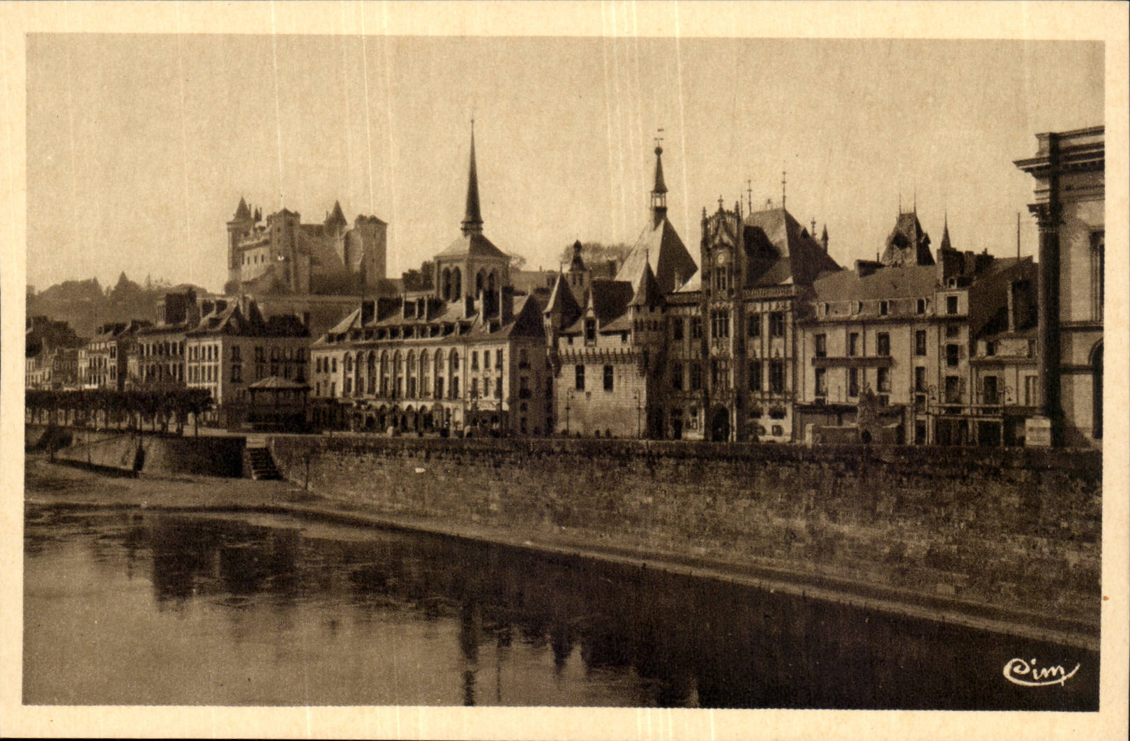 Saumur CPA Le chateau l'eglise St pierre l'hotel de ville et le quai Wilson