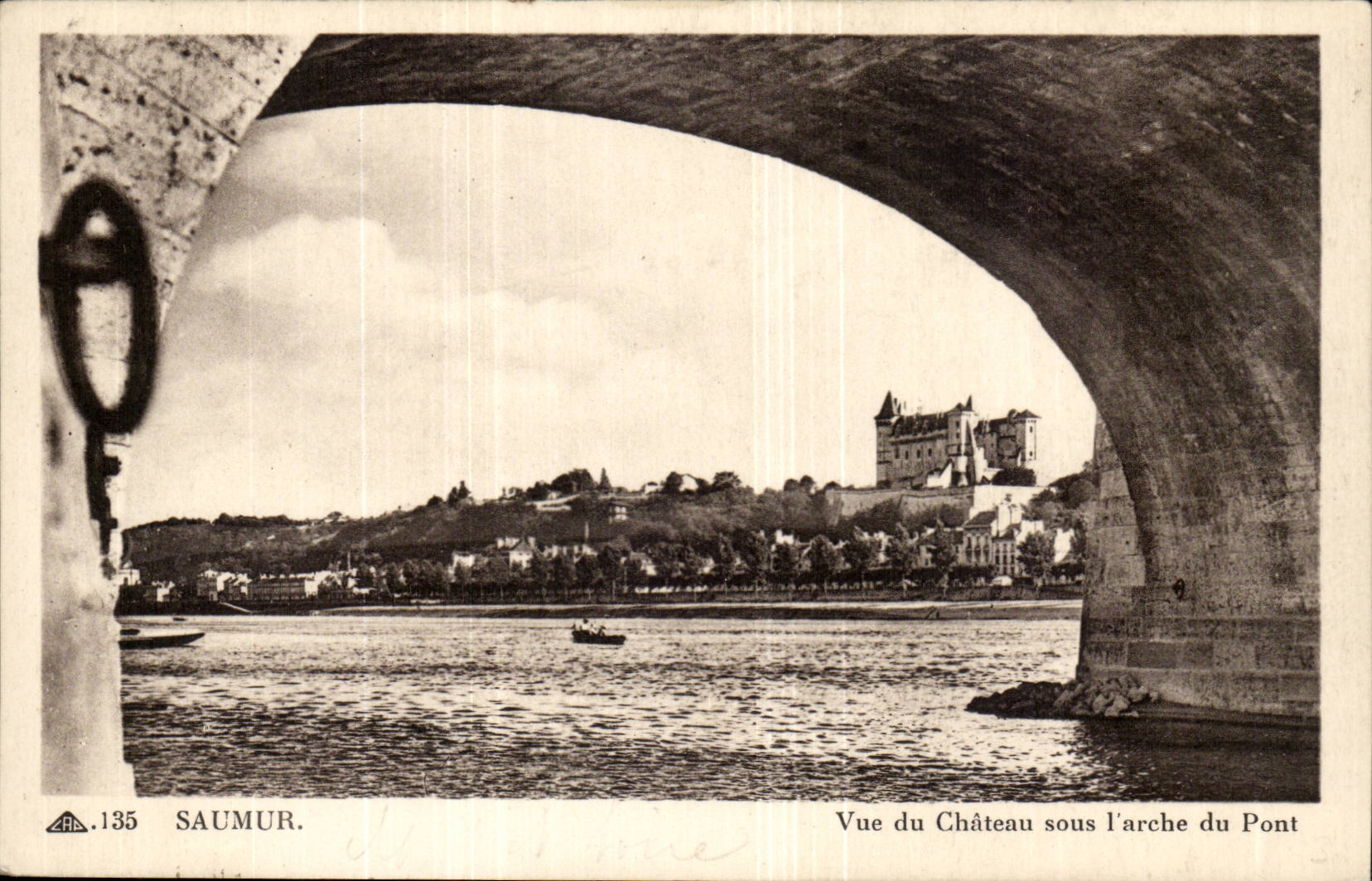 Saumur CPA Vue du chateau sous l'arche du pont