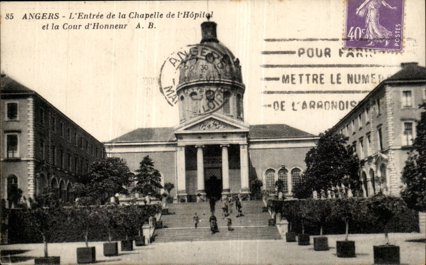 Angers CPA L'entree de la chapelle de l'hopital et la cour d'honneur