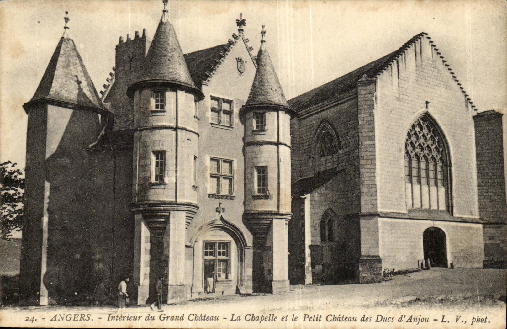 Angers CPA Interieur du grand chateau La chapelle et le petit chateau des ducs d'Anjou