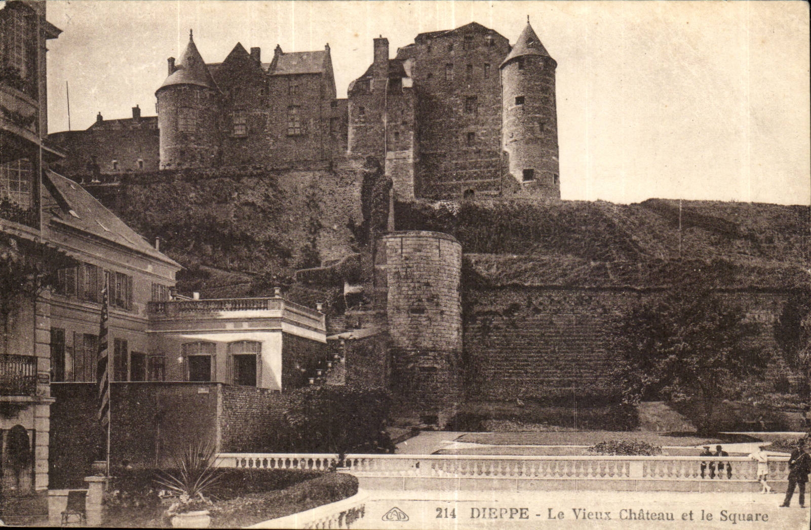 Dieppe CPA Le vieux chateau et le square