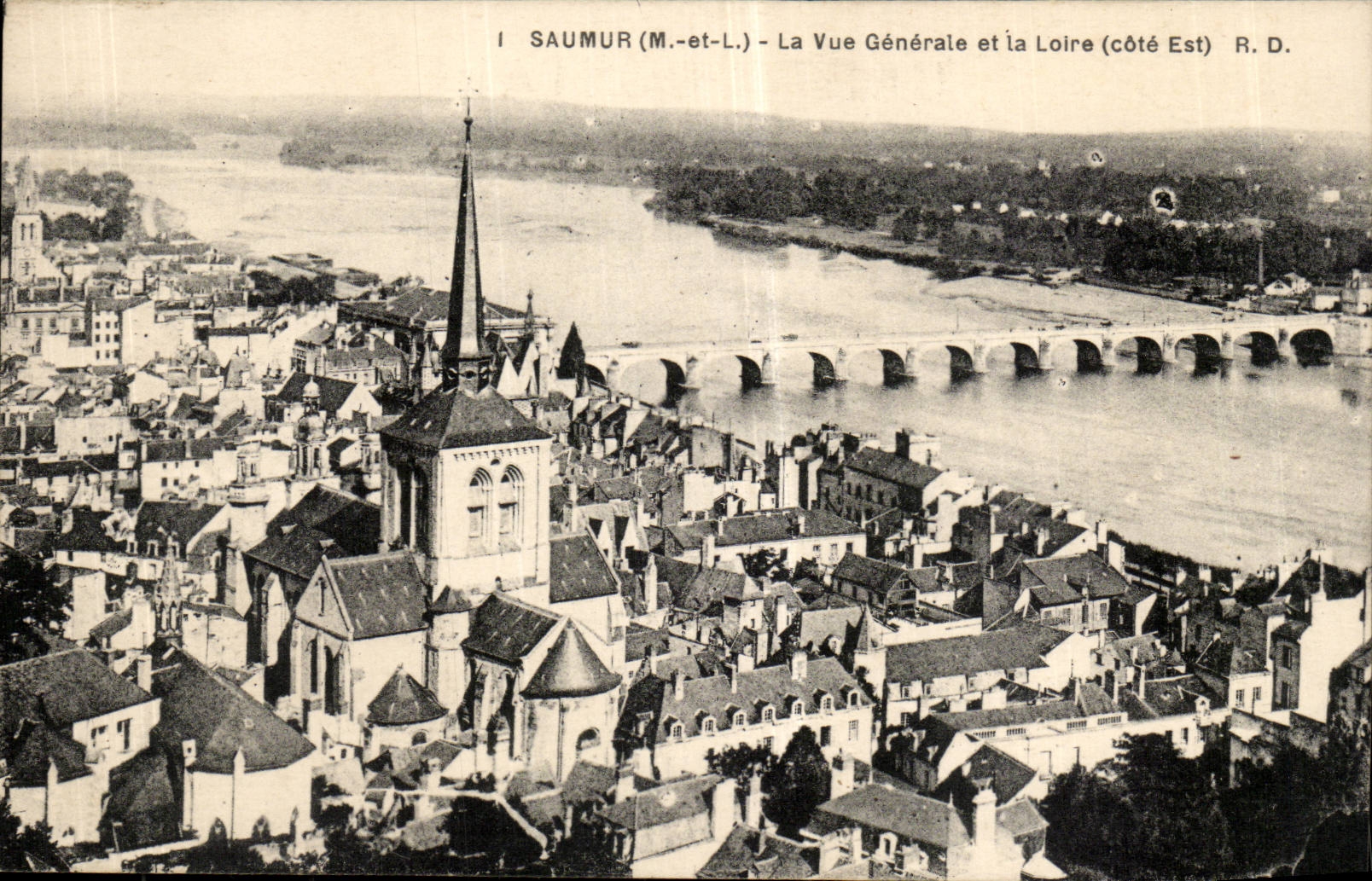 Saumur CPA Vue generale et la Loire (cote Est)