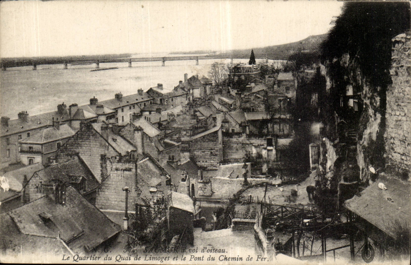 Saumur CPA A vol d'oiseau KLe quartier du quai de Limoges et le pont du chemin de fer