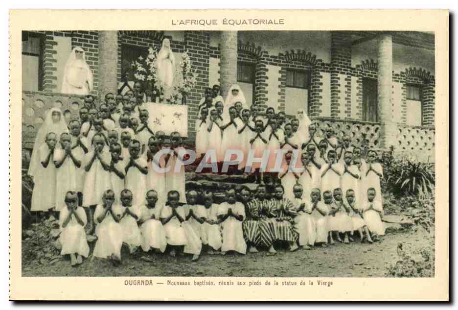 Afrique-Africa- Ouganda- Nouveaux baptises reunis aux pieds de la statue de la Vierge -CPA