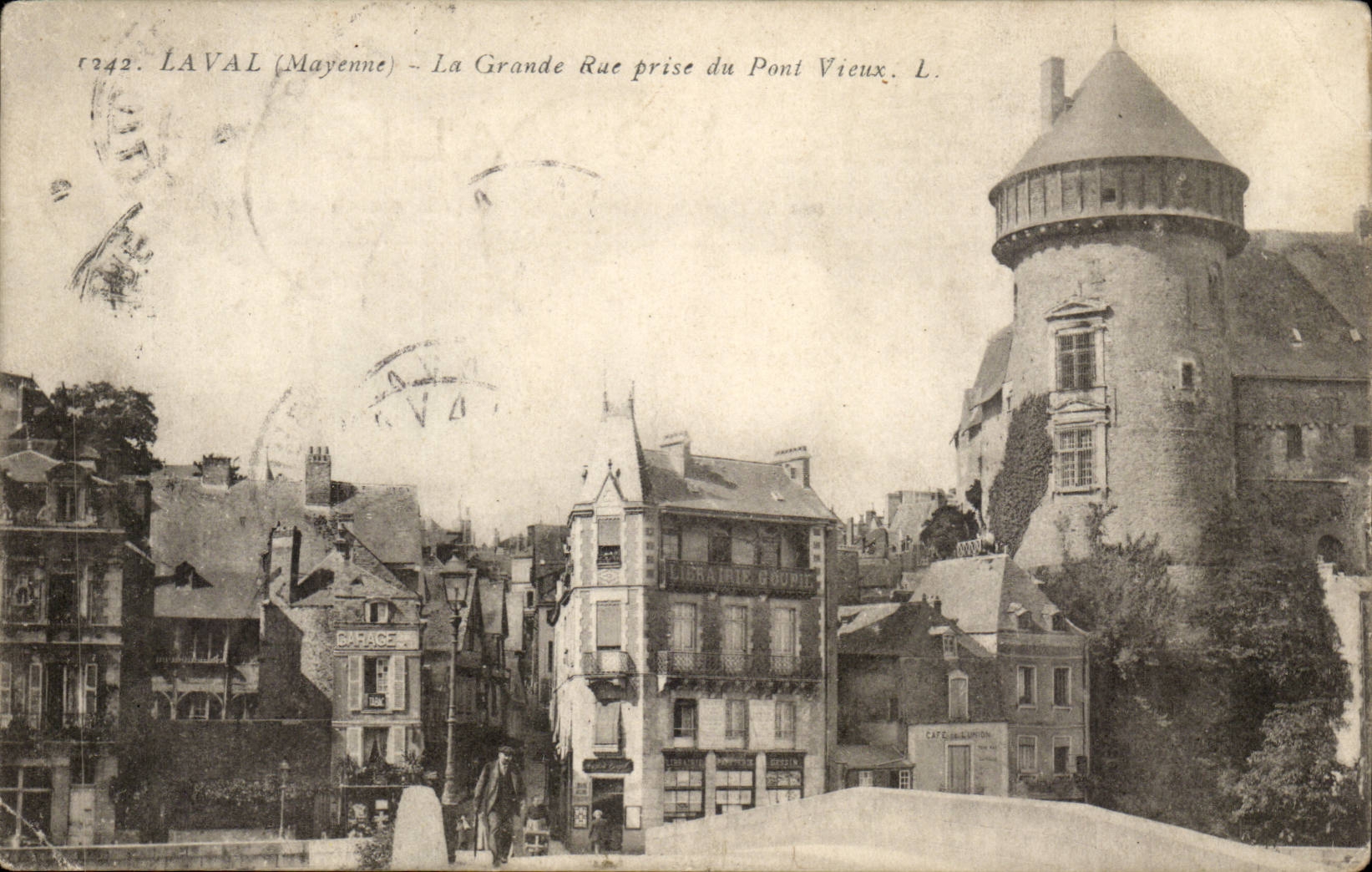 Laval- La Grande Rue prise du Pont Vieux -CPA