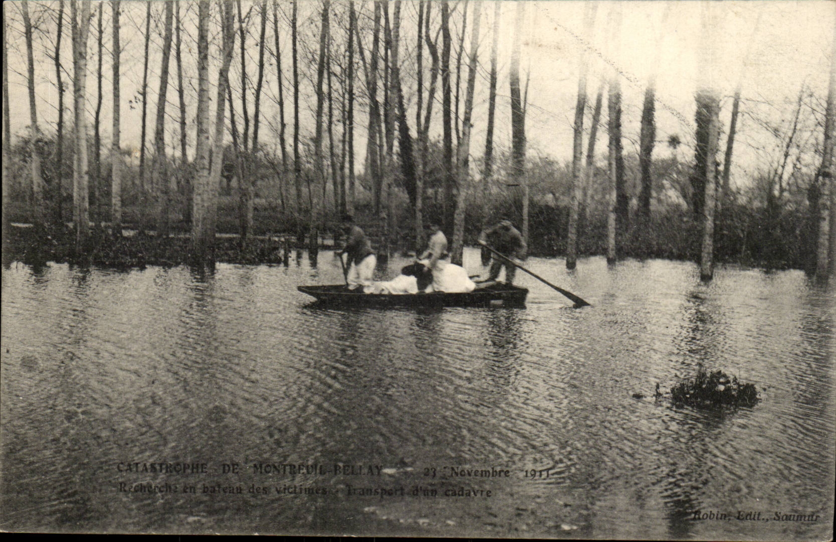 Catastrophe de Montreuil Bellay 23 novembre 1911 CPE Recherche en abteau des victimes Transport d'un cadavre