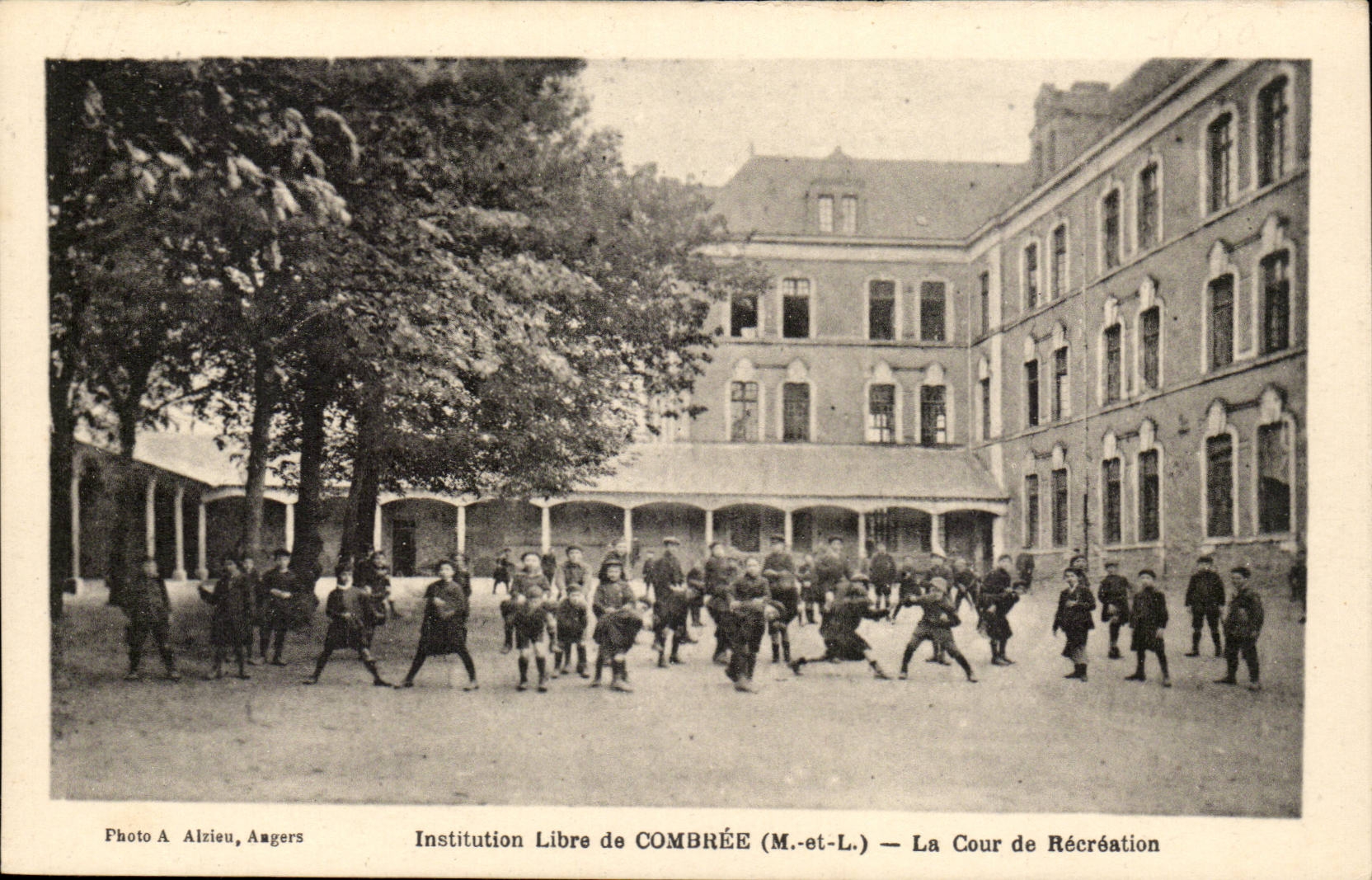CPA Institution libre de Combree La cour de recreation