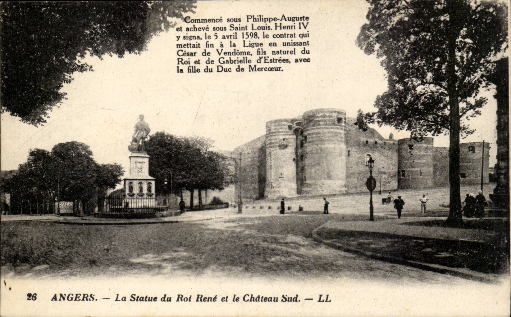 Angers CPA La statue du Roi Rene et le chateau Sud